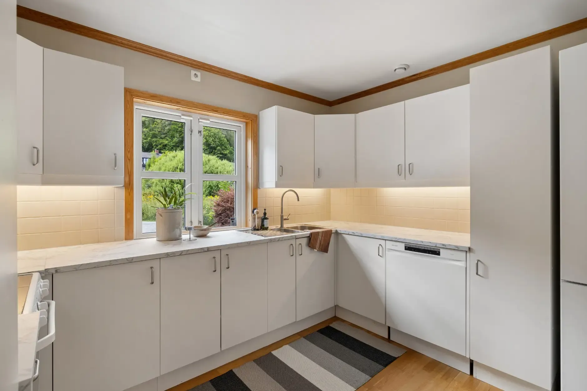 Spacious 5-Bedroom Family Home with Garden and Parking in Hvalstad, Norway - View image 9 of 35
