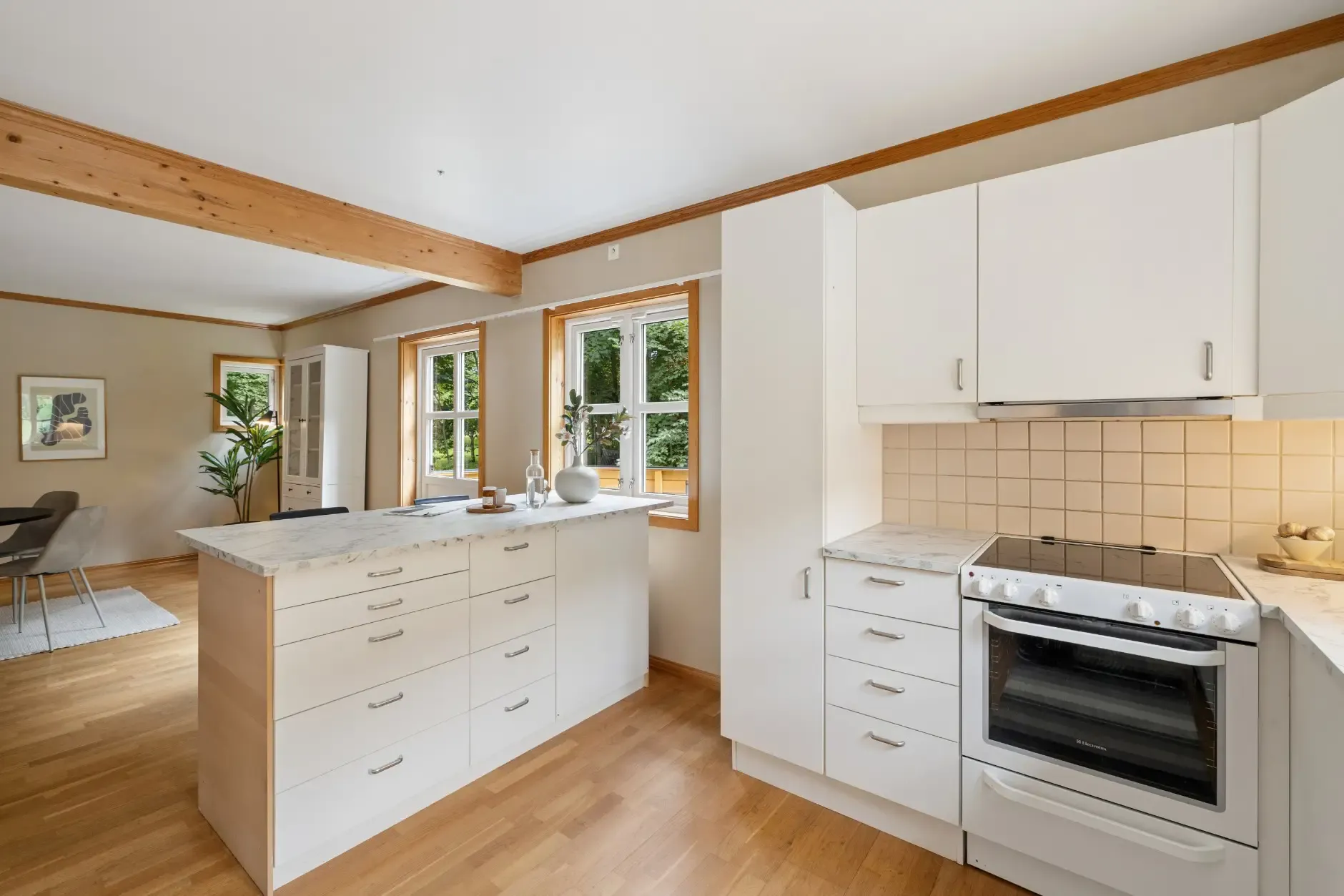 Spacious 5-Bedroom Family Home with Garden and Parking in Hvalstad, Norway - View image 10 of 35
