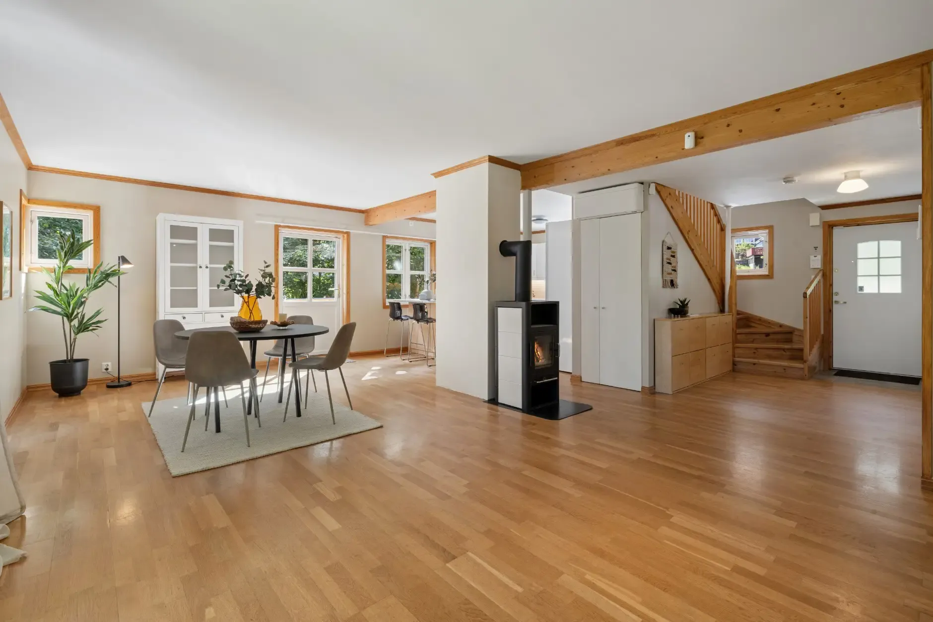 Spacious 5-Bedroom Family Home with Garden and Parking in Hvalstad, Norway - View image 11 of 35