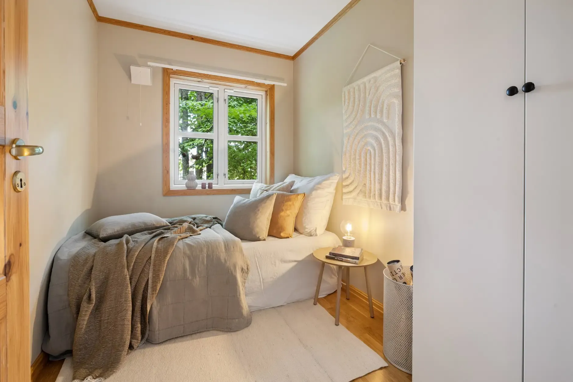 Spacious 5-Bedroom Family Home with Garden and Parking in Hvalstad, Norway - View image 13 of 35