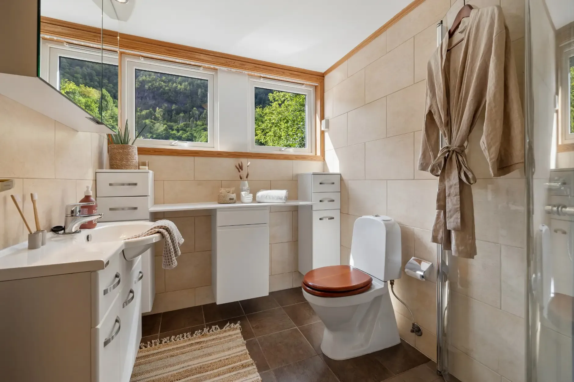 Spacious 5-Bedroom Family Home with Garden and Parking in Hvalstad, Norway - View image 20 of 35