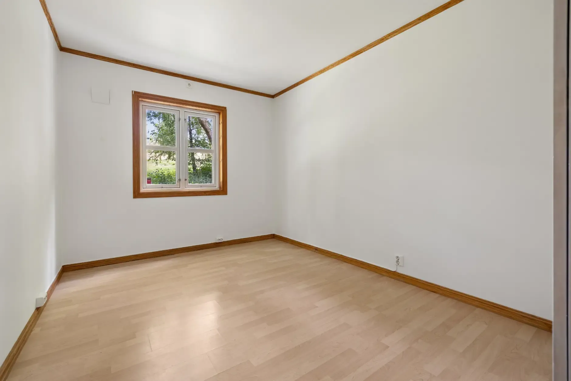 Spacious 5-Bedroom Family Home with Garden and Parking in Hvalstad, Norway - View image 25 of 35