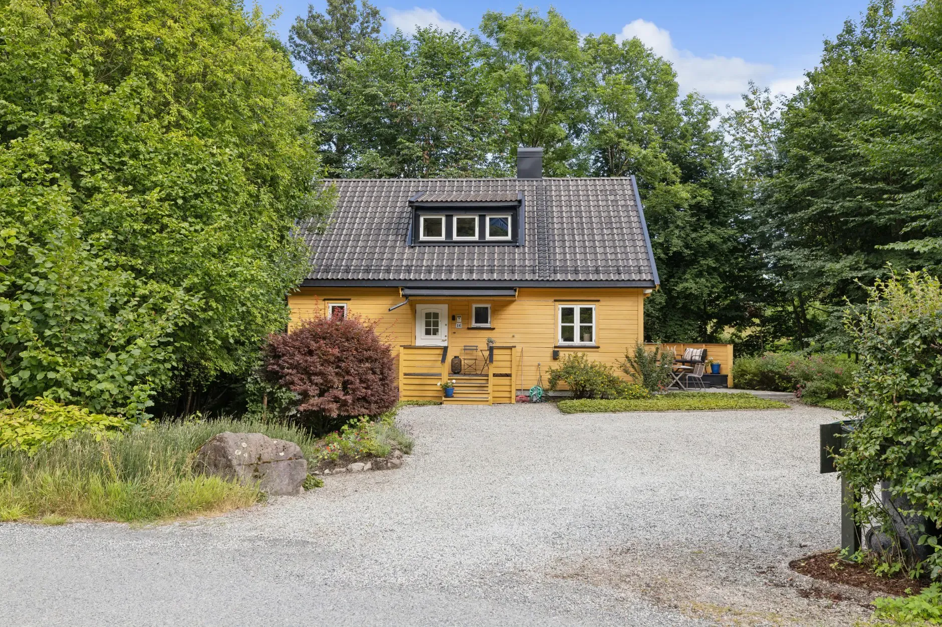 Spacious 5-Bedroom Family Home with Garden and Parking in Hvalstad, Norway - View image 29 of 35