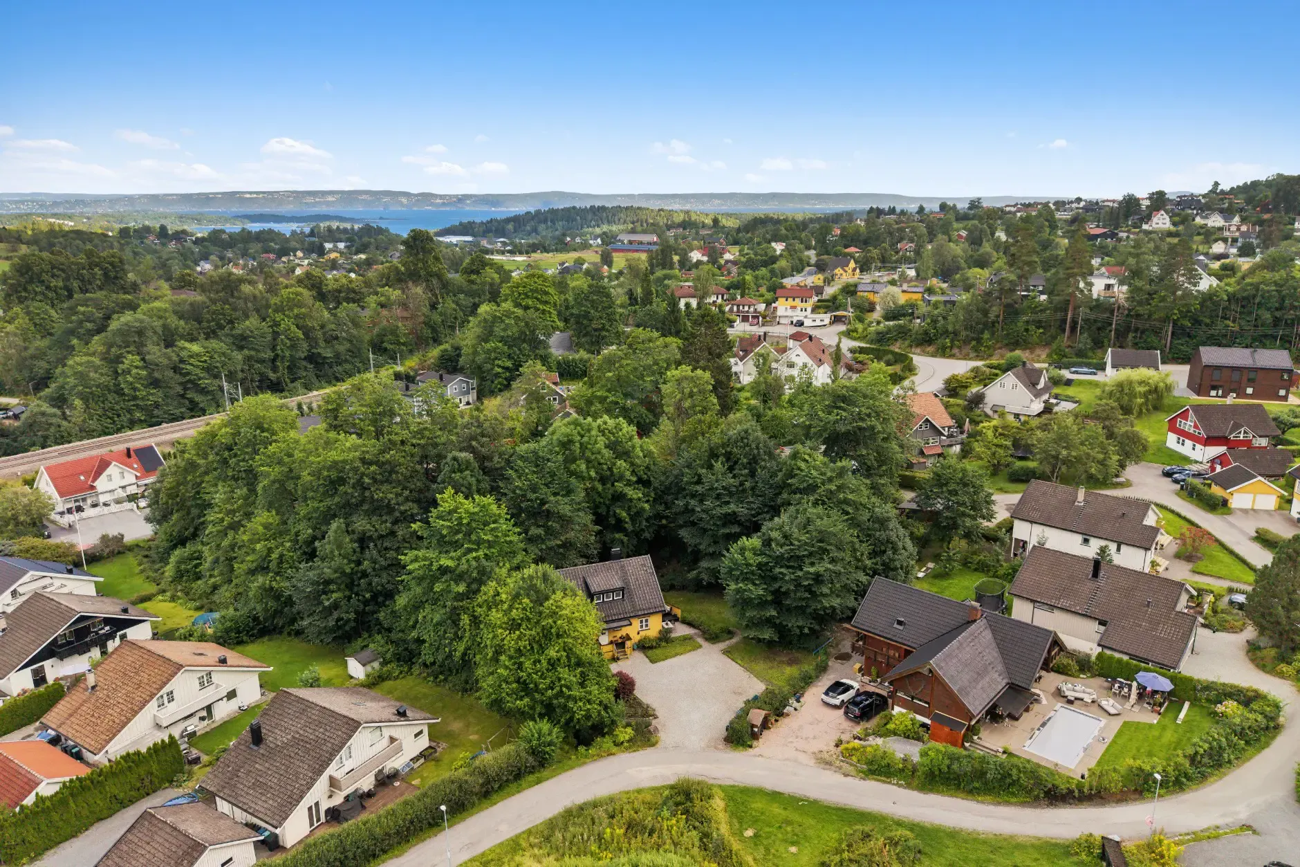 Spacious 5-Bedroom Family Home with Garden and Parking in Hvalstad, Norway - View image 32 of 35