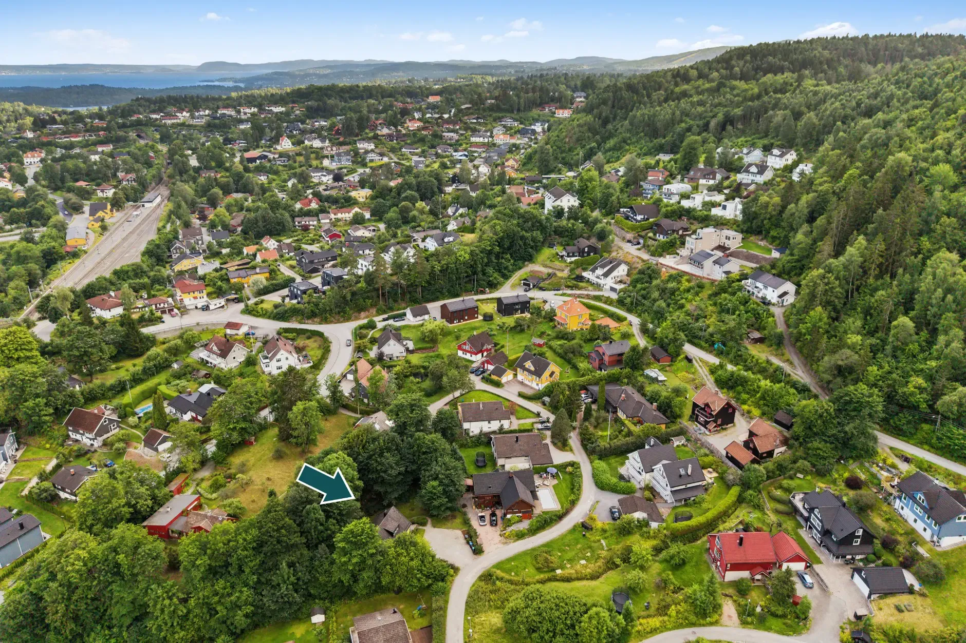 Spacious 5-Bedroom Family Home with Garden and Parking in Hvalstad, Norway - View image 33 of 35