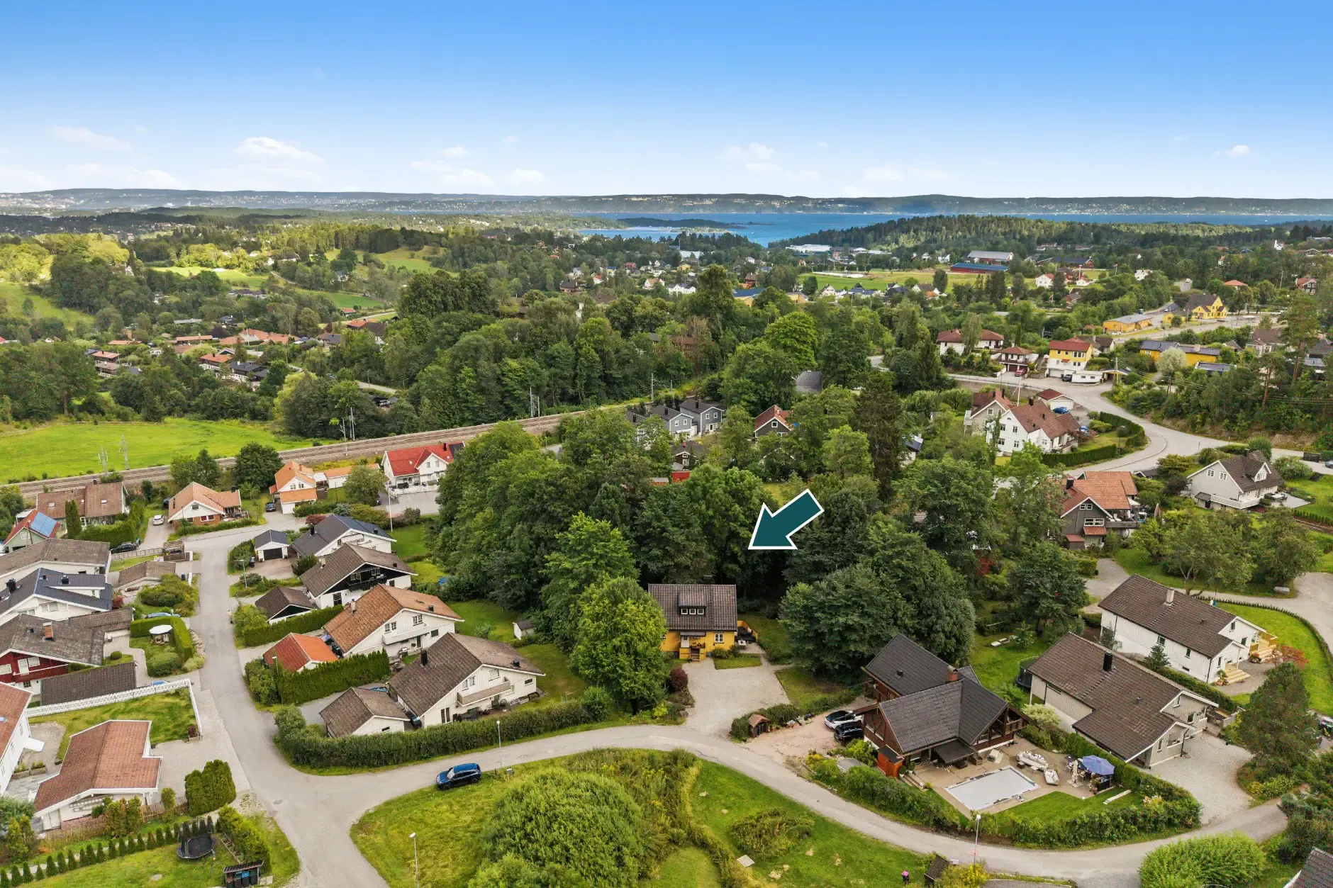 Spacious 5-Bedroom Family Home with Garden and Parking in Hvalstad, Norway - View image 34 of 35