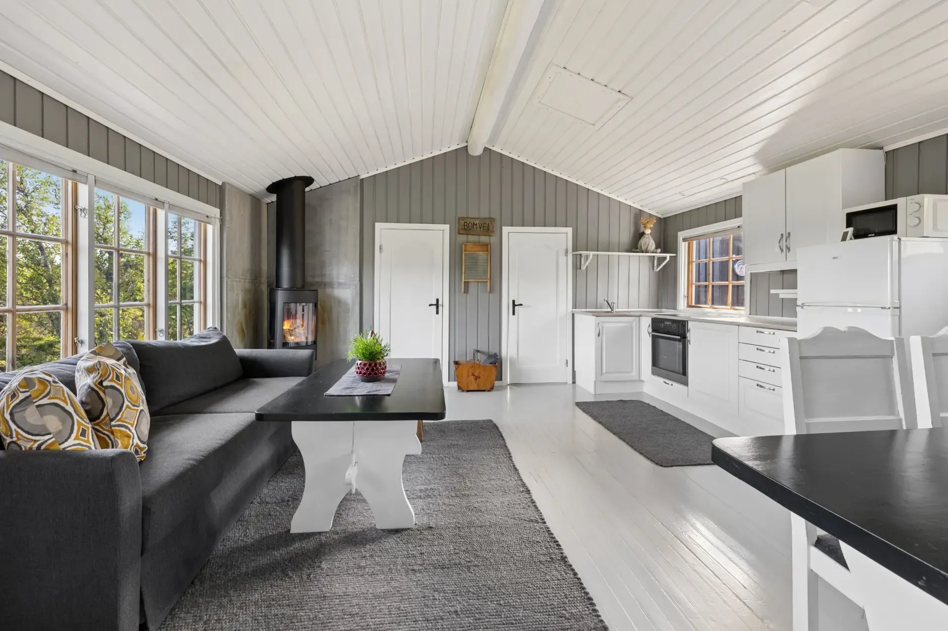 1970s Country House in Veggli with Terrace and Wood Heating - Image 5