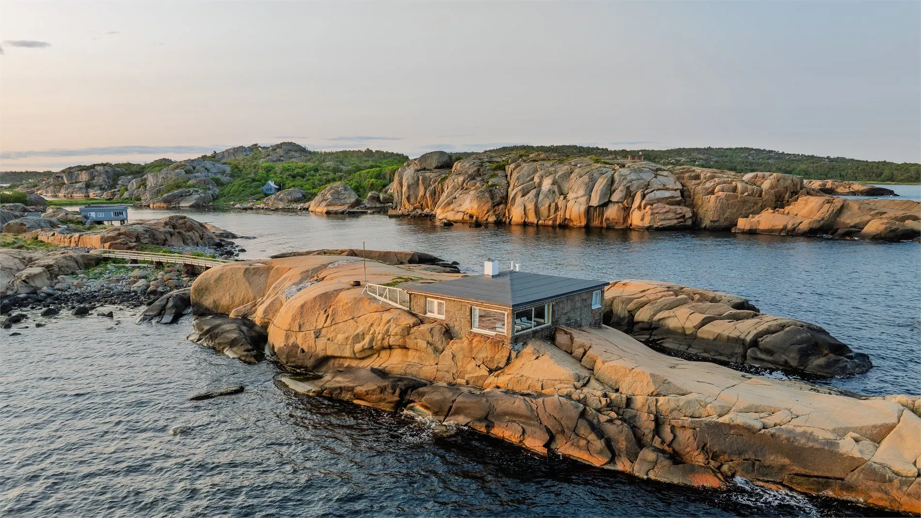 1930s Coastal Cabin with Garden in Eftanglandet, Norway - Image 3
