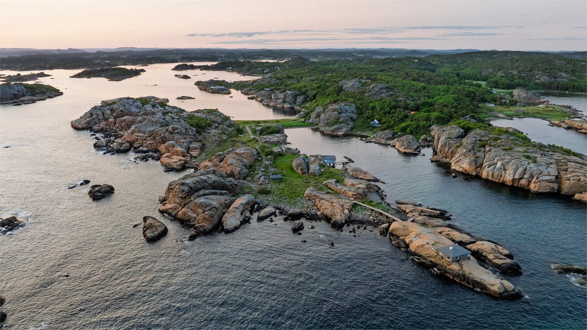 1930s Coastal Cabin with Garden in Eftanglandet, Norway - Image 5