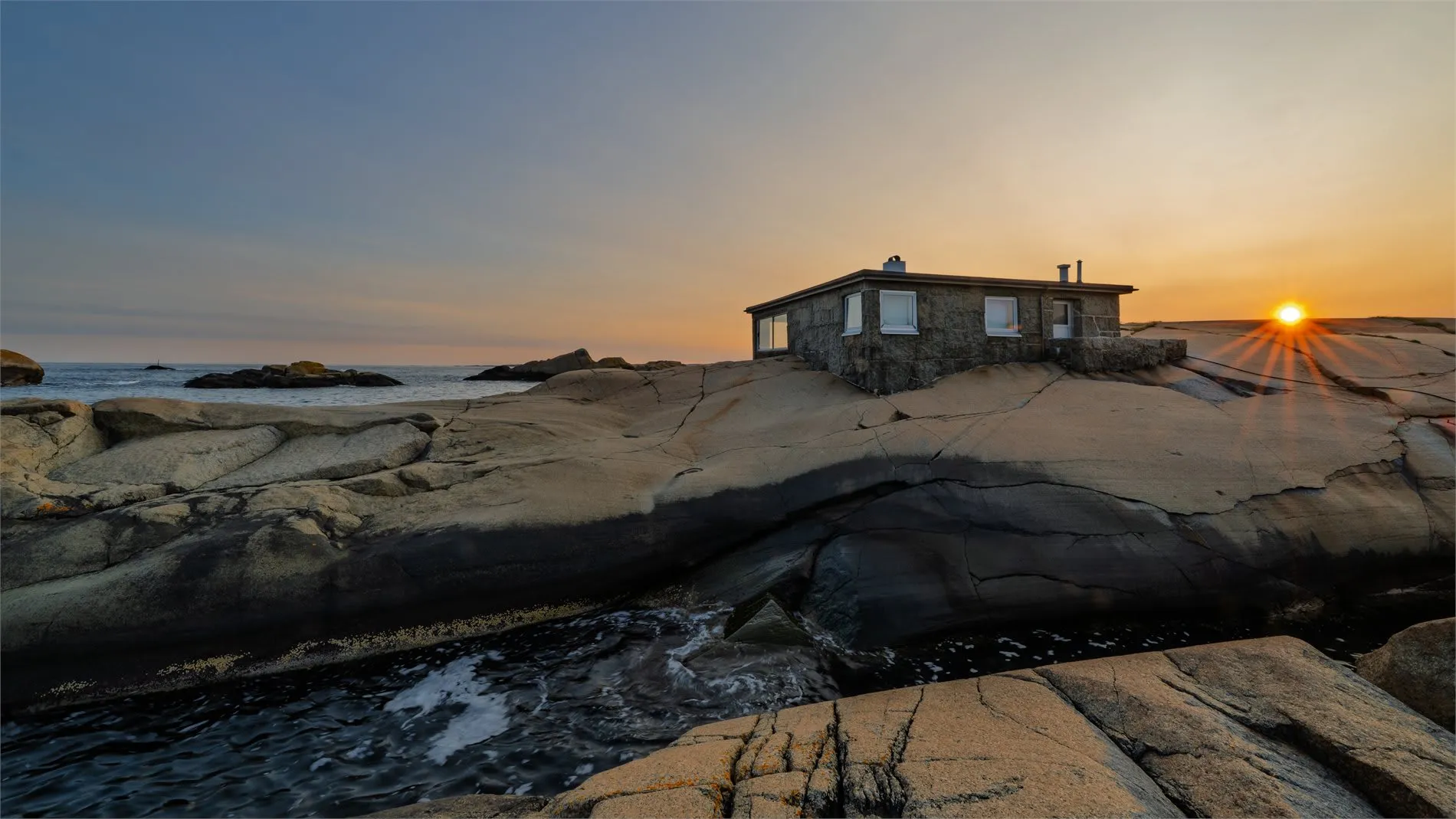 1930s Coastal Cabin with Garden in Eftanglandet, Norway - Image 2