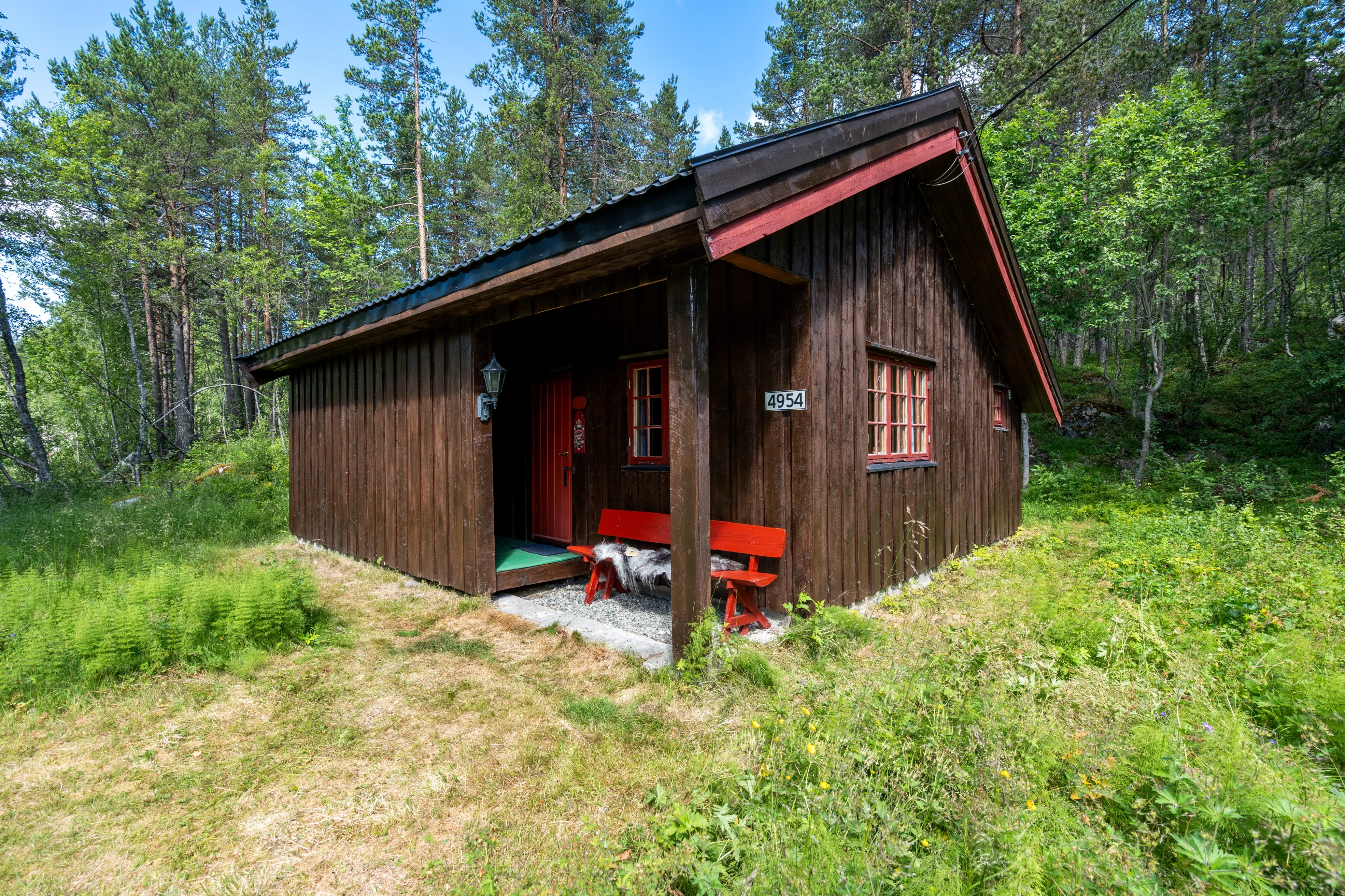 1980s Cabin Near Haukeli Ski Centre with Wood Heating and Parking - Image 1