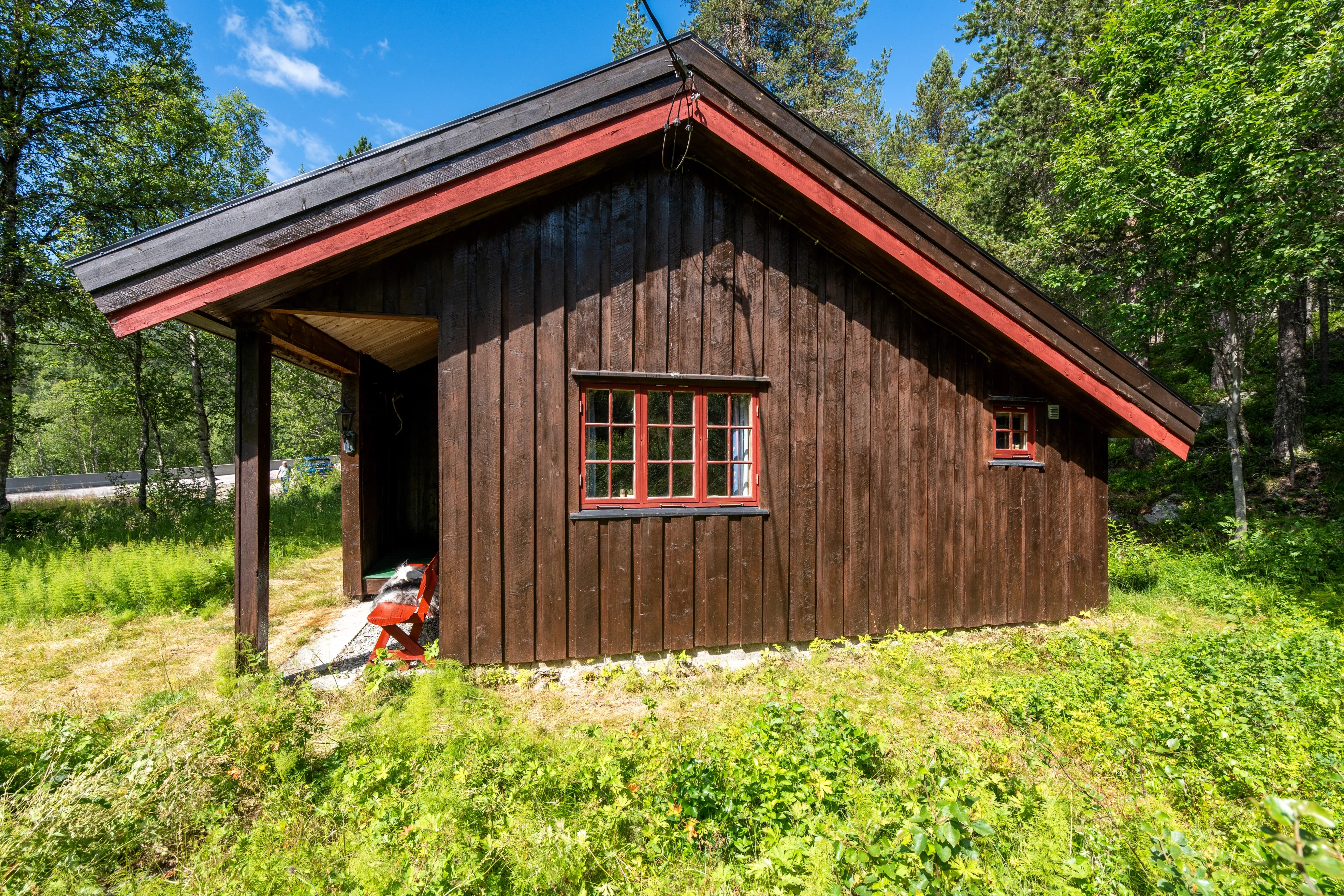 1980s Cabin Near Haukeli Ski Centre with Wood Heating and Parking - Image 3