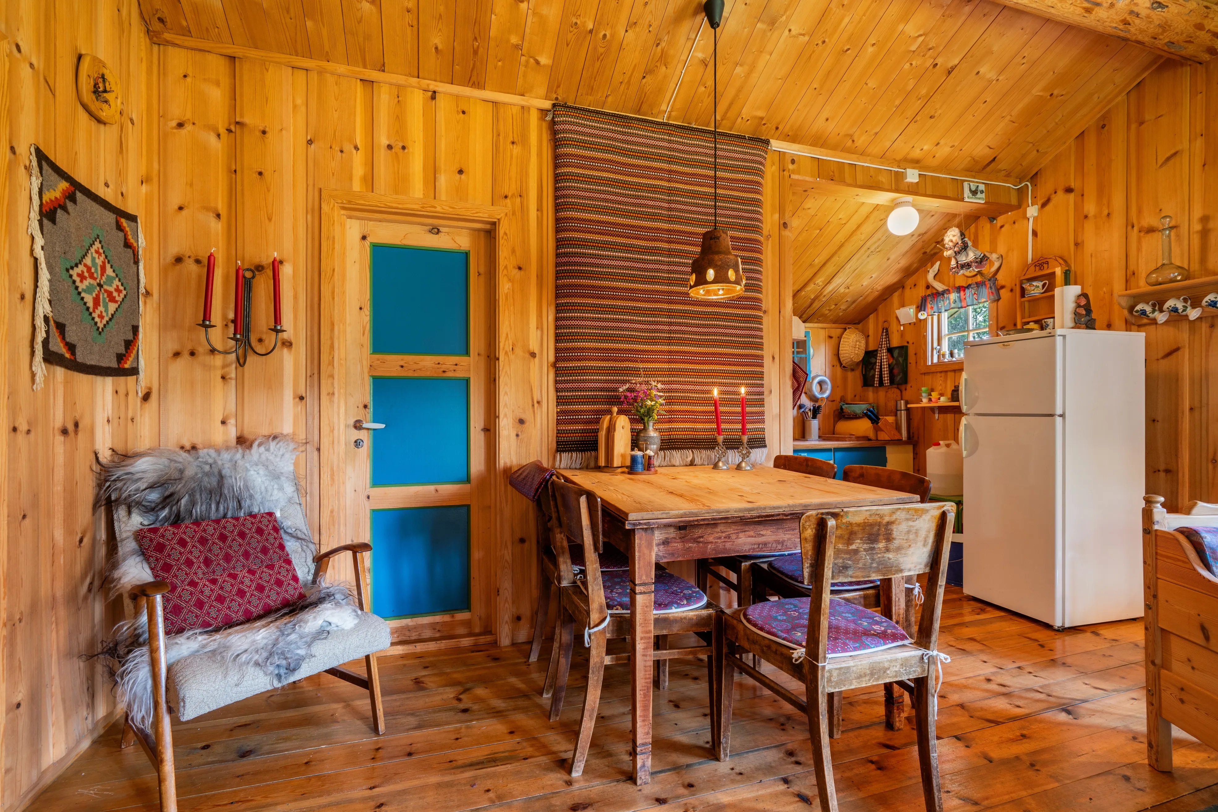 1980s Cabin Near Haukeli Ski Centre with Wood Heating and Parking - Image 5