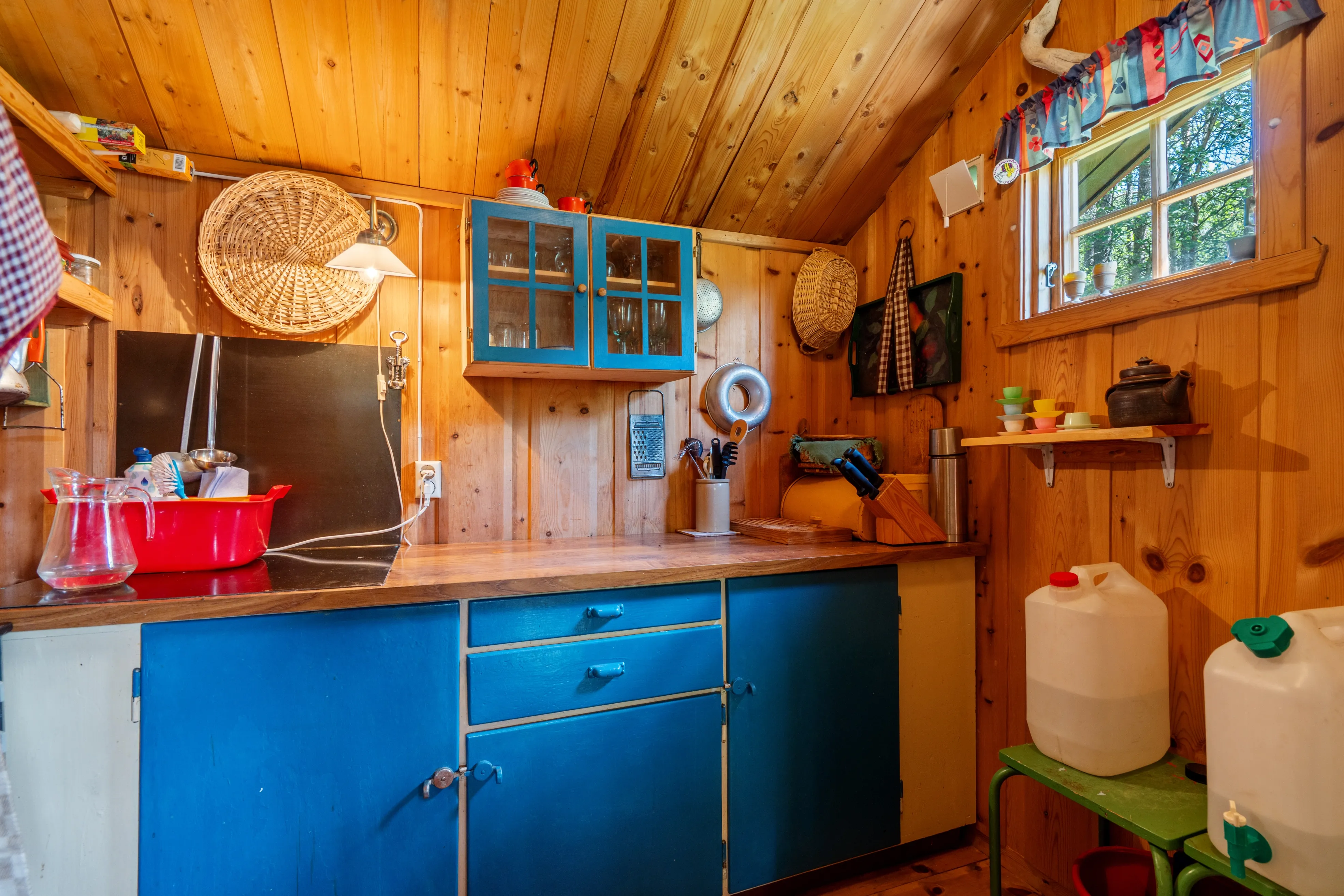 1980s Cabin Near Haukeli Ski Centre with Wood Heating and Parking - View image 8 of 39