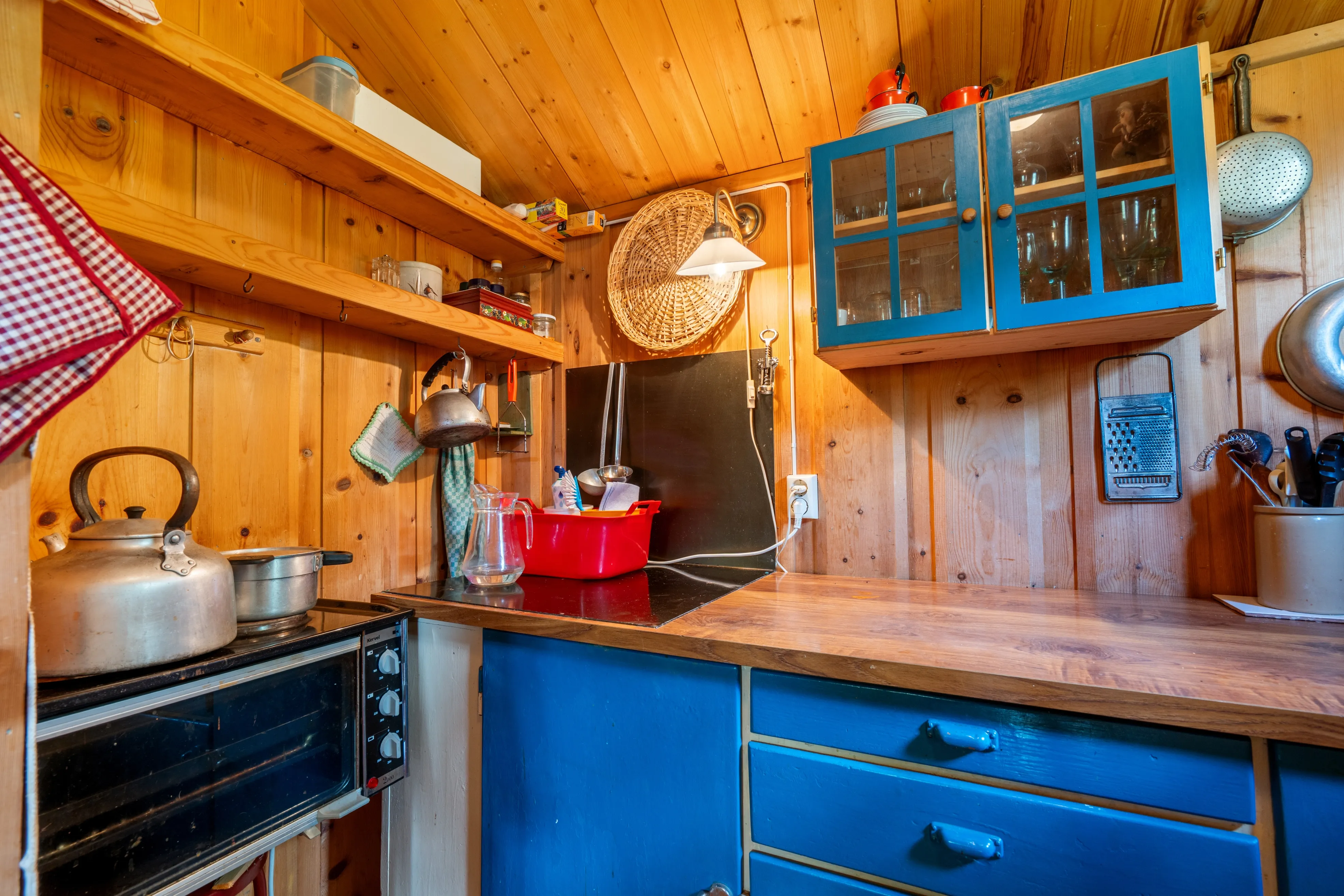 1980s Cabin Near Haukeli Ski Centre with Wood Heating and Parking - View image 9 of 39