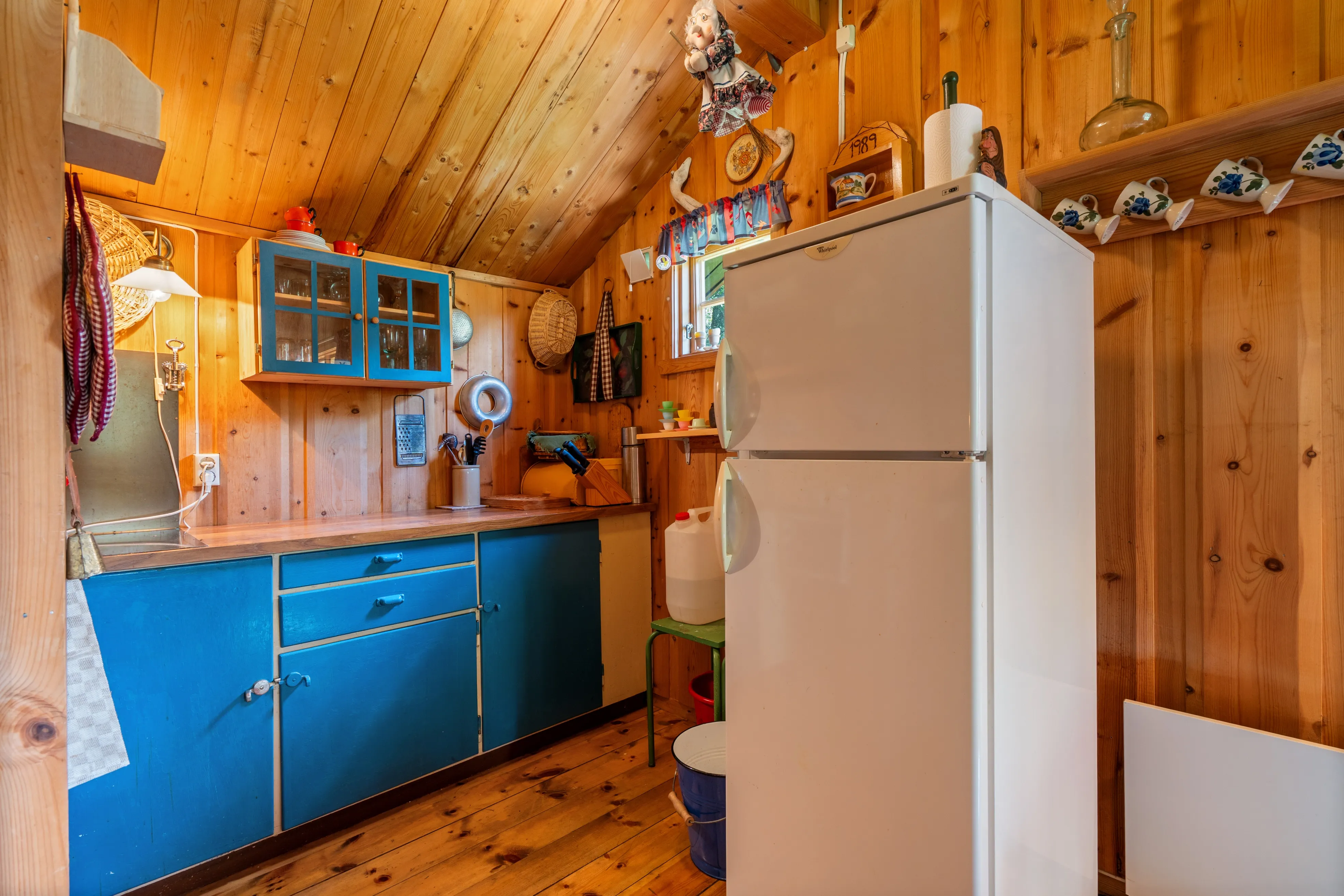 1980s Cabin Near Haukeli Ski Centre with Wood Heating and Parking - View image 12 of 39