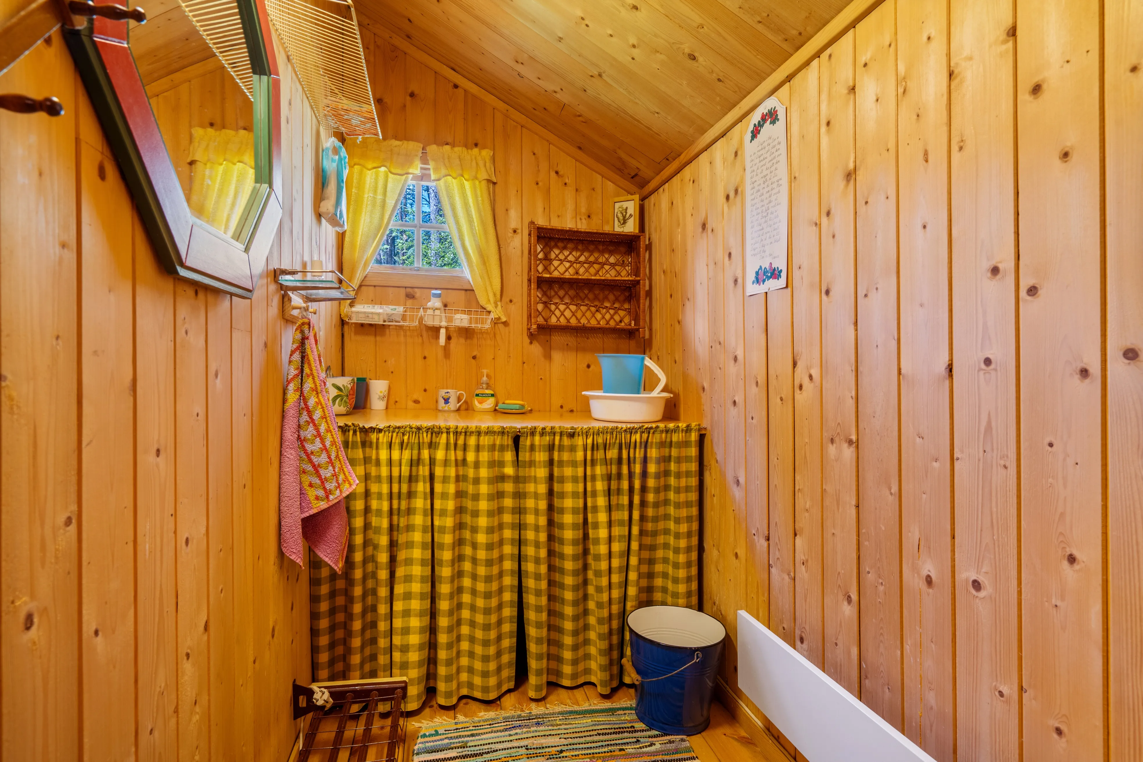 1980s Cabin Near Haukeli Ski Centre with Wood Heating and Parking - View image 24 of 39