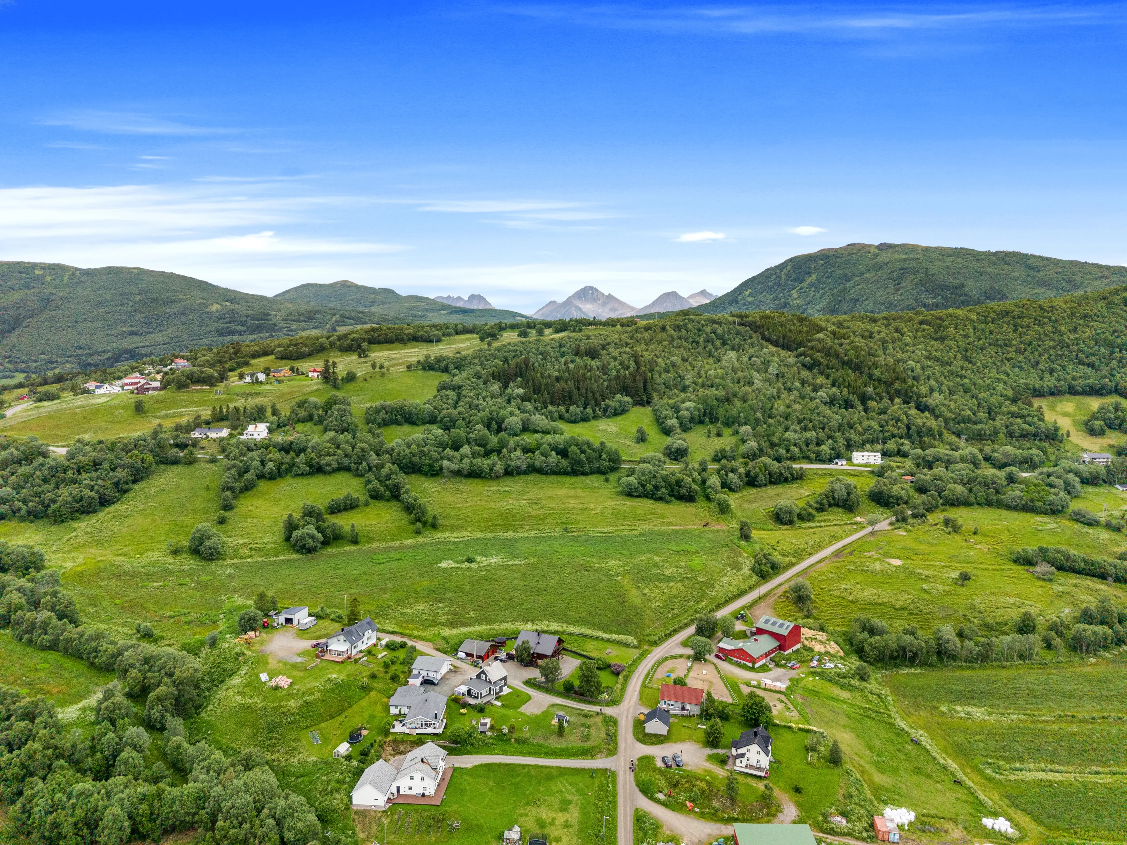 1920s Norwegian Home with Lake Views and Expansive Garden in Harstad - Image 4