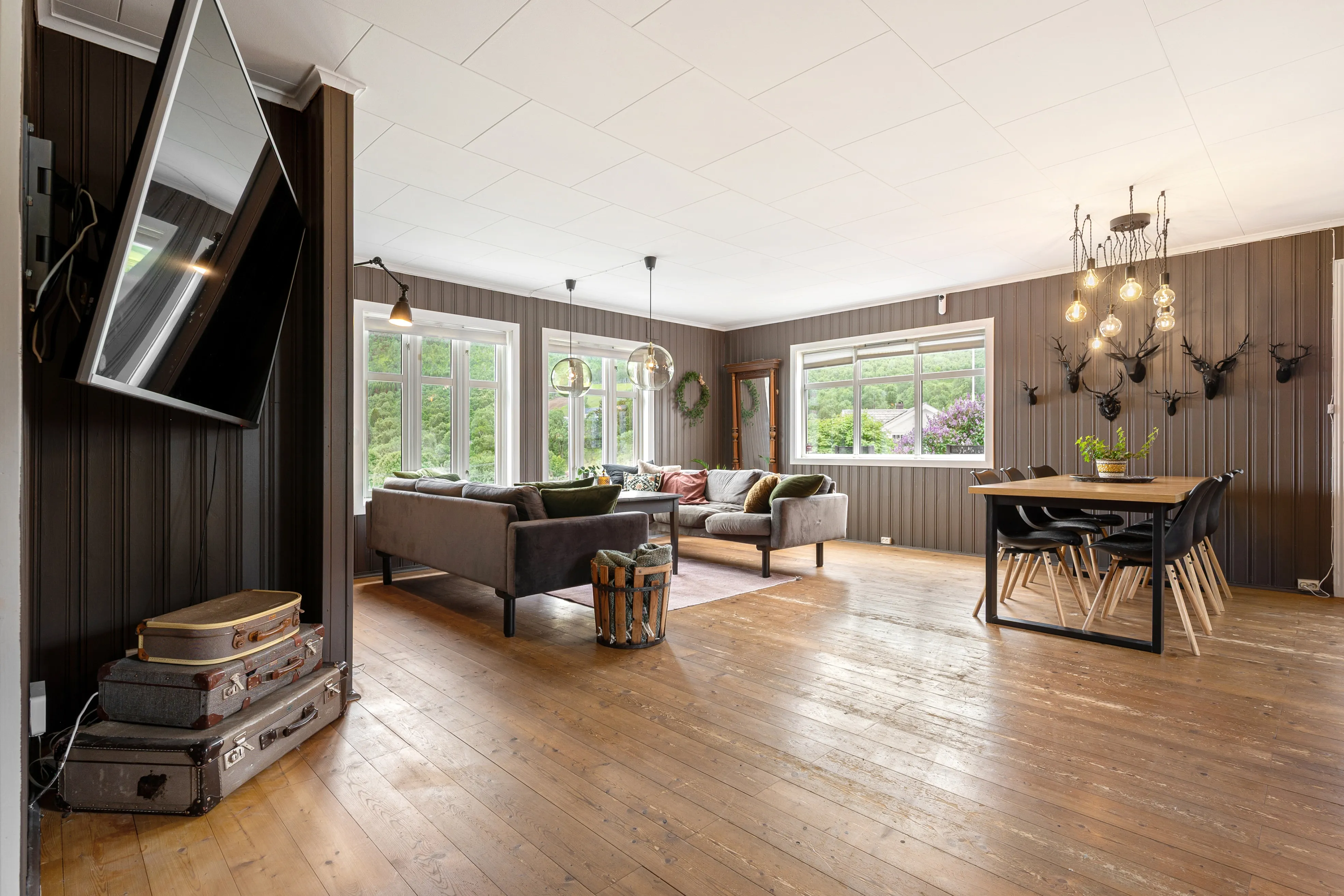 1920s Norwegian Home with Lake Views and Expansive Garden in Harstad - View image 6 of 48