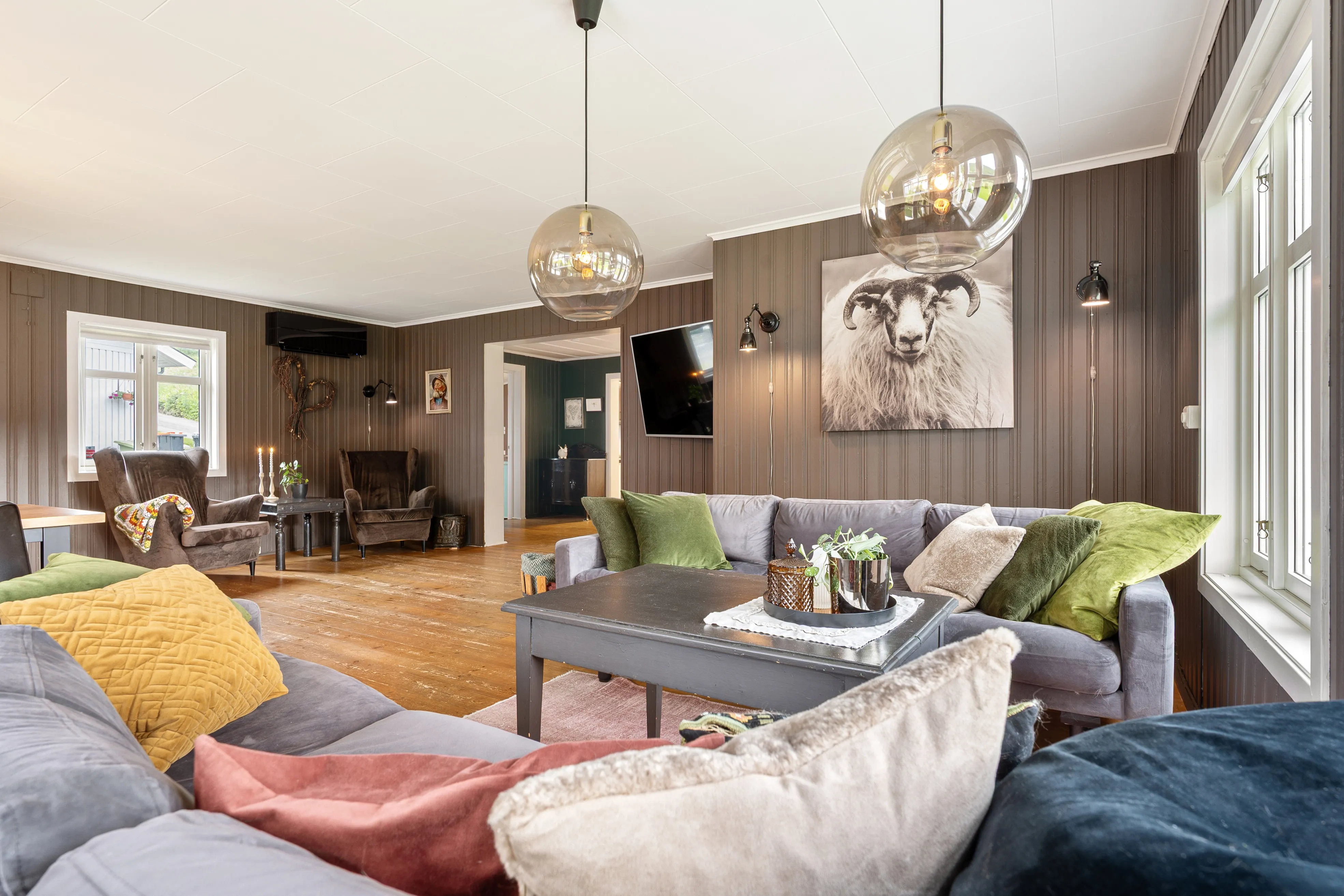 1920s Norwegian Home with Lake Views and Expansive Garden in Harstad - View image 7 of 48