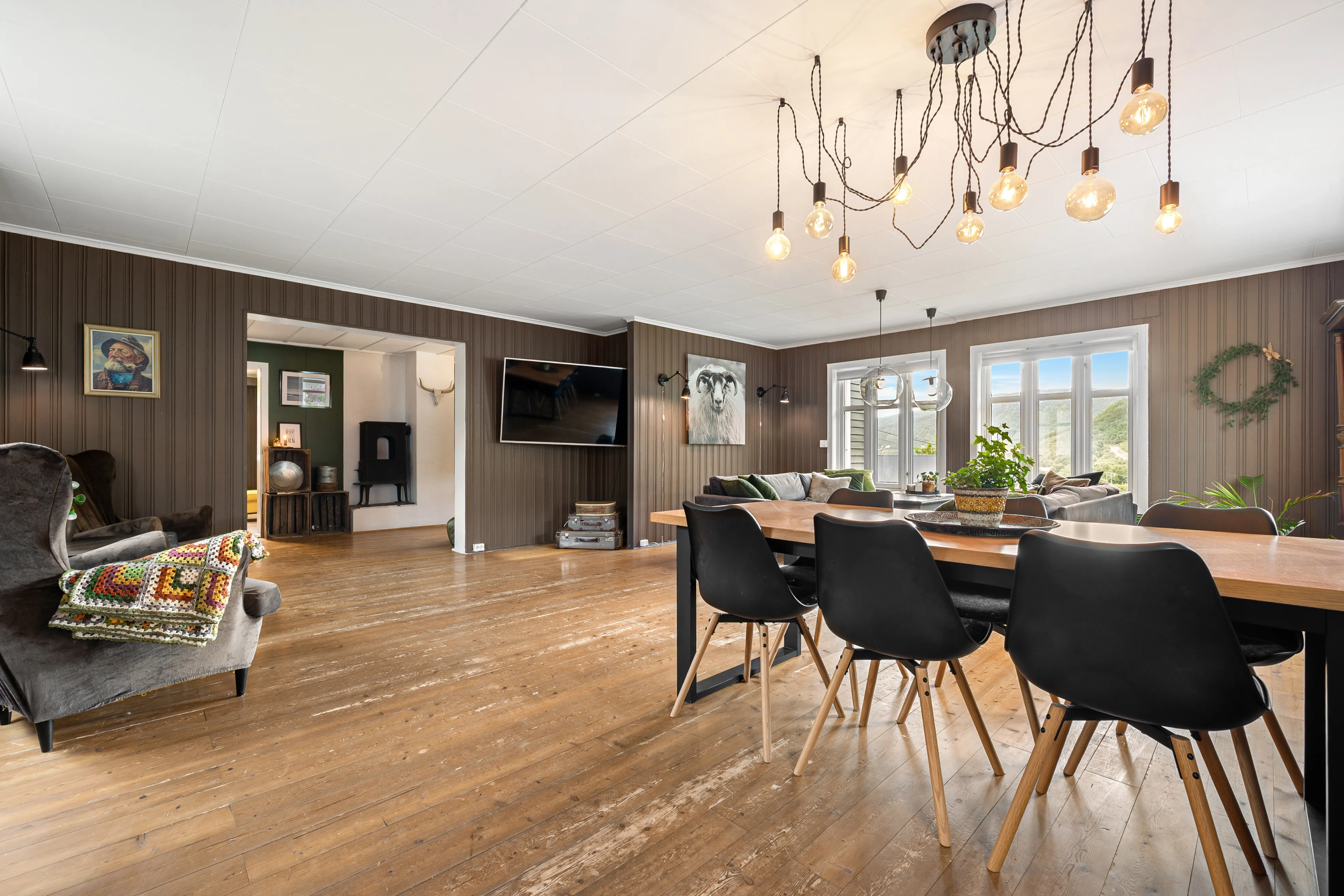 1920s Norwegian Home with Lake Views and Expansive Garden in Harstad - View image 13 of 48