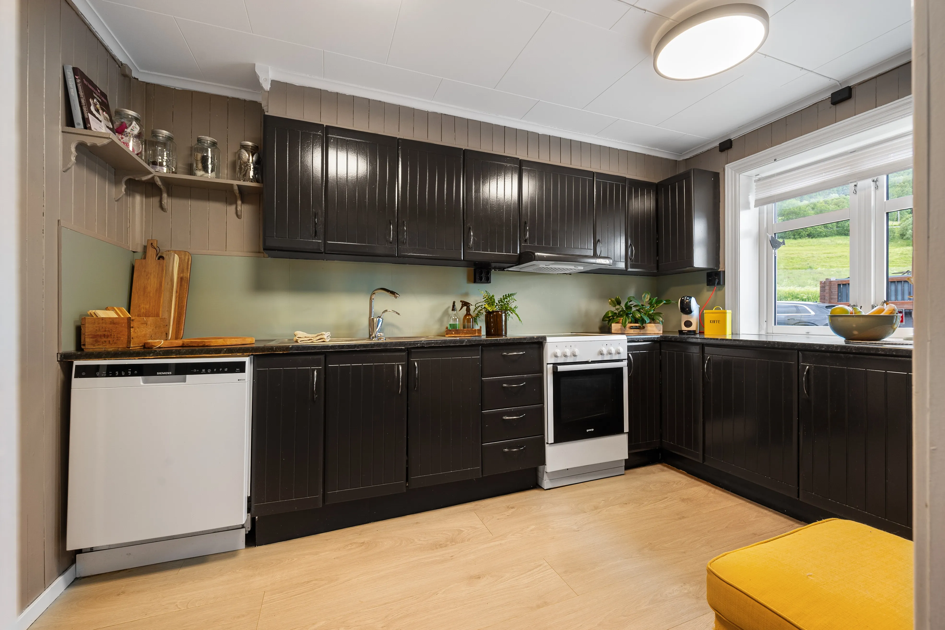 1920s Norwegian Home with Lake Views and Expansive Garden in Harstad - View image 14 of 48