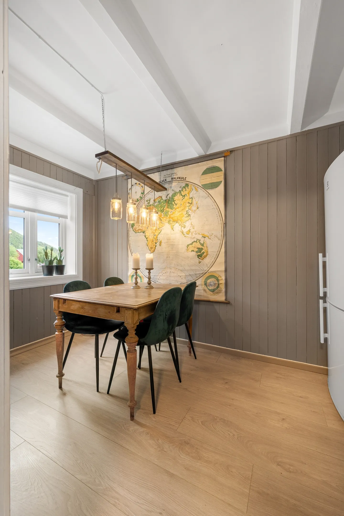 1920s Norwegian Home with Lake Views and Expansive Garden in Harstad - View image 17 of 48
