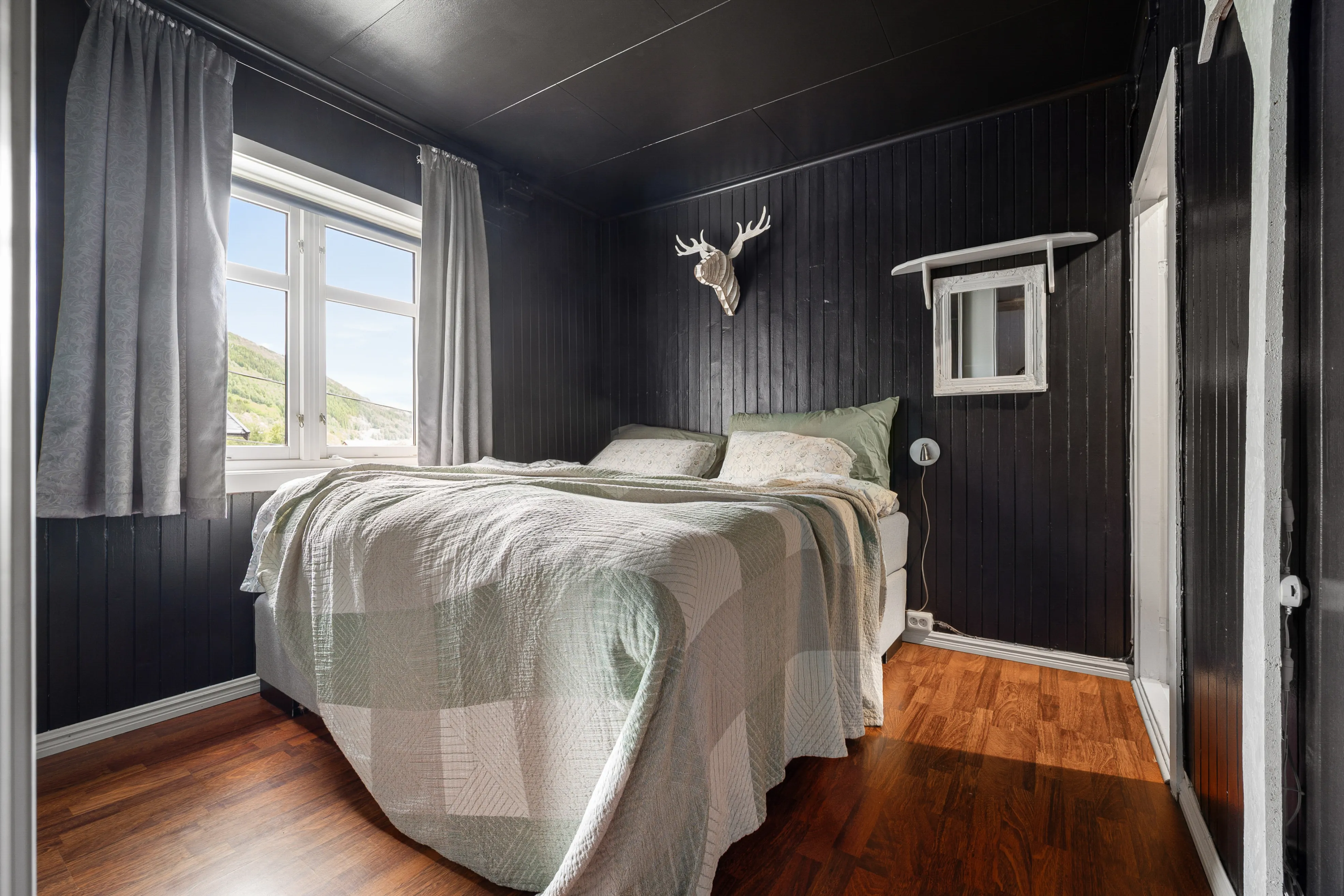 1920s Norwegian Home with Lake Views and Expansive Garden in Harstad - View image 25 of 48