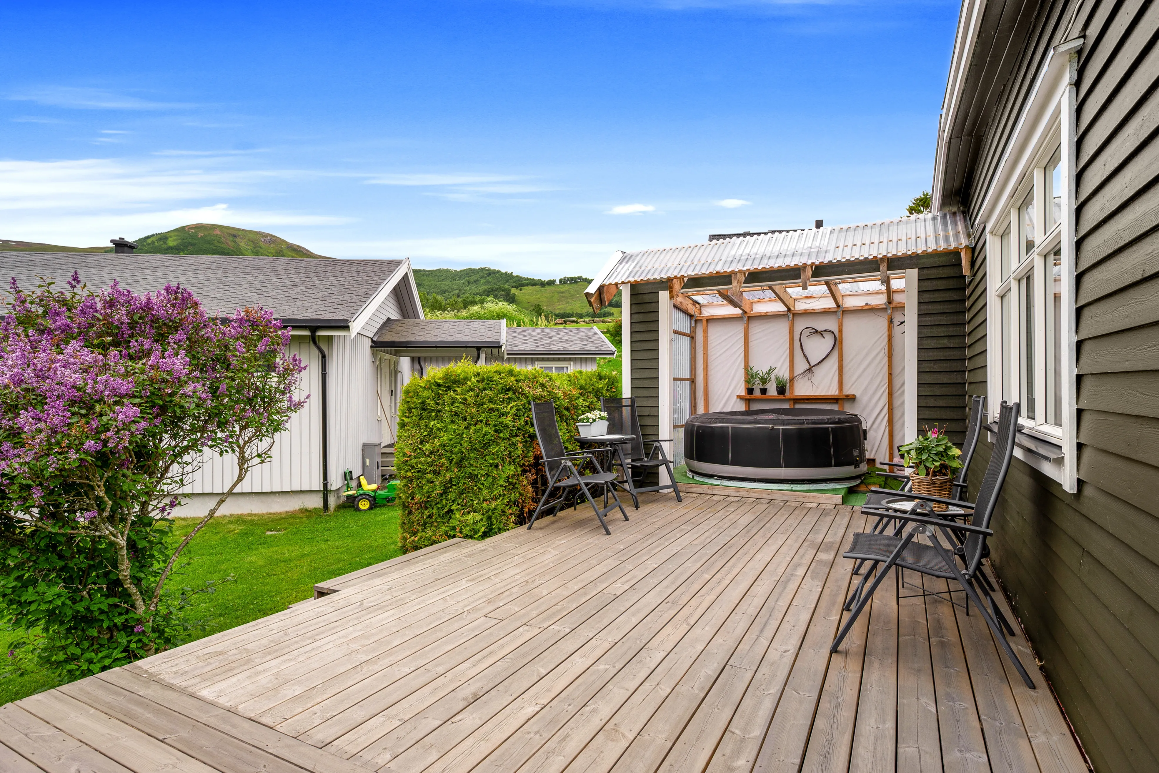 1920s Norwegian Home with Lake Views and Expansive Garden in Harstad - View image 31 of 48