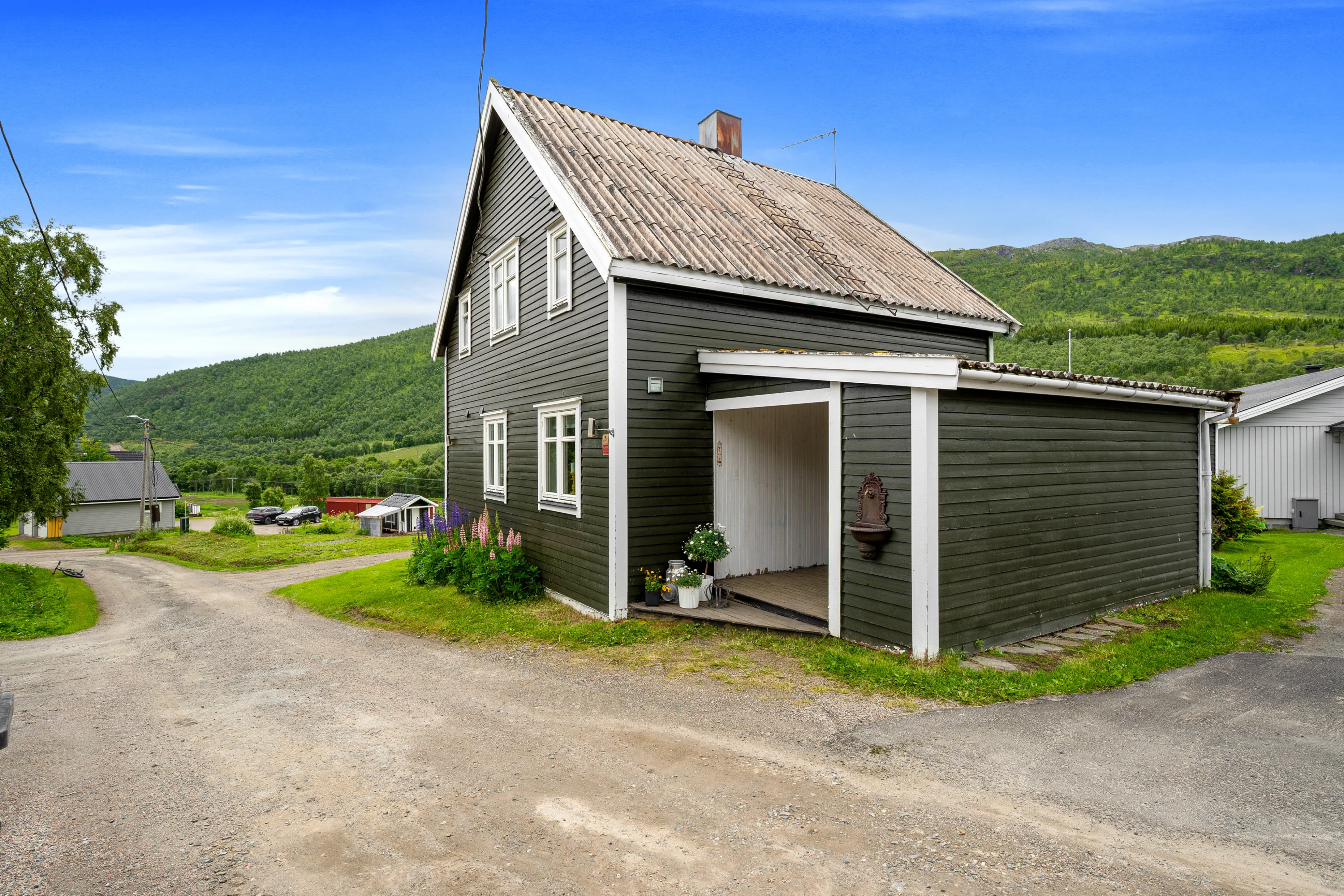 1920s Norwegian Home with Lake Views and Expansive Garden in Harstad - View image 39 of 48