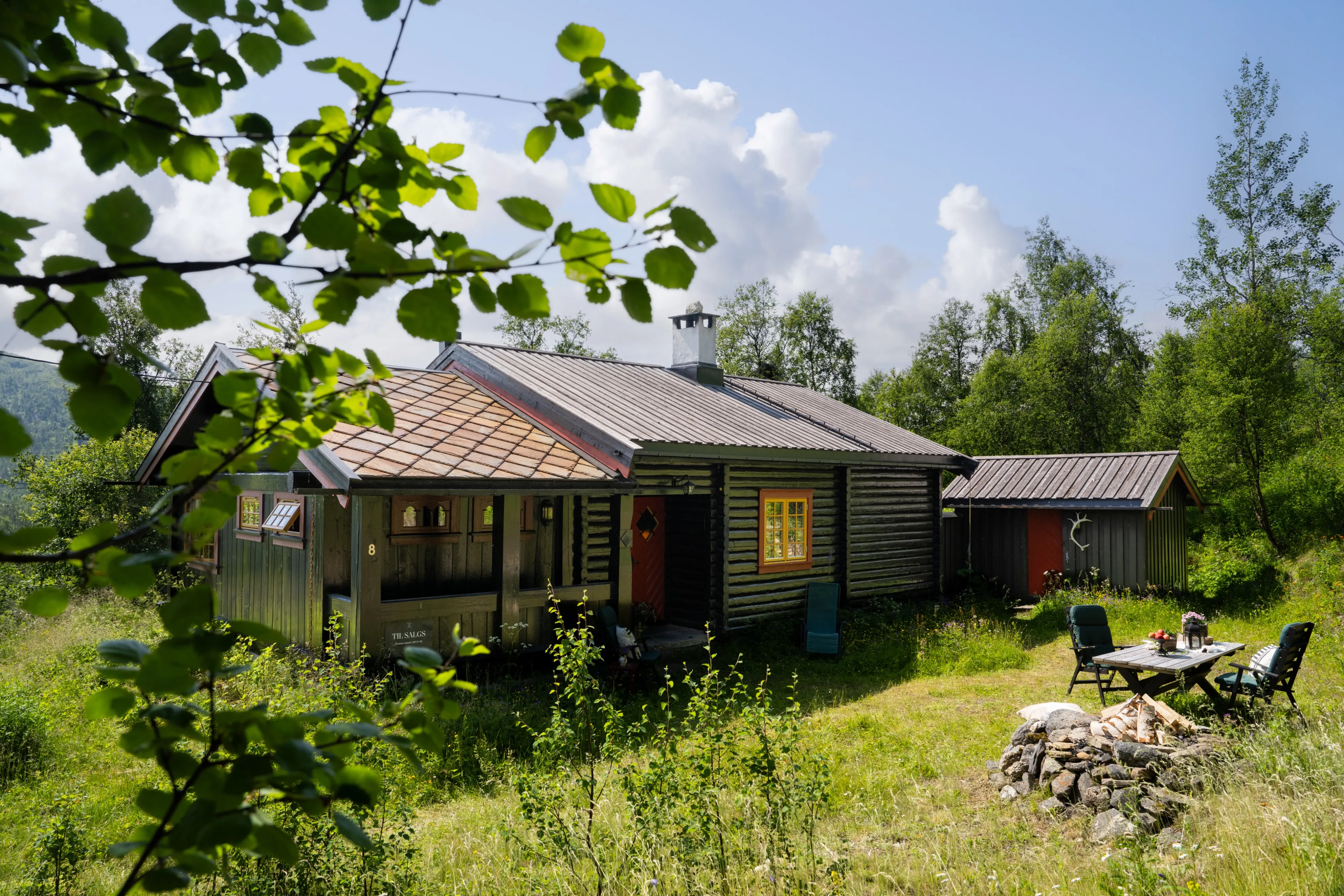 1930s Cabin in Geilo with Expansive Grounds and Parking - Image 1