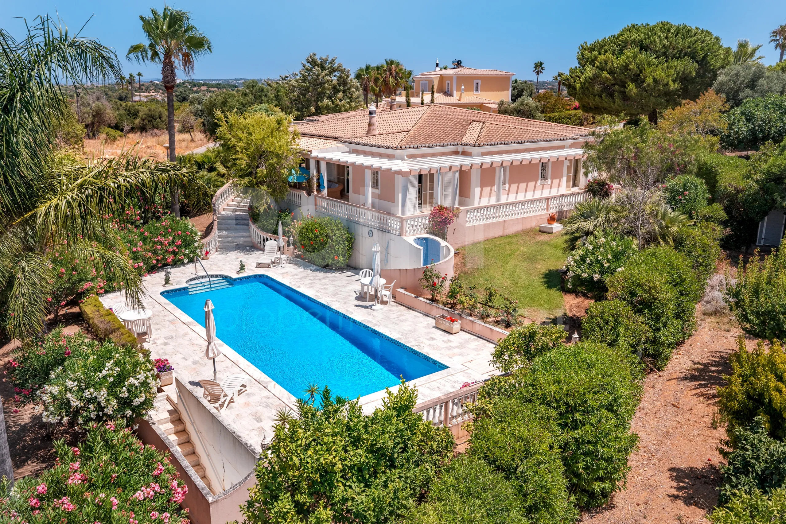 Furnished 4-Bedroom Villa with Pool and Garden in Scenic Lagoa, Portugal - Image 1