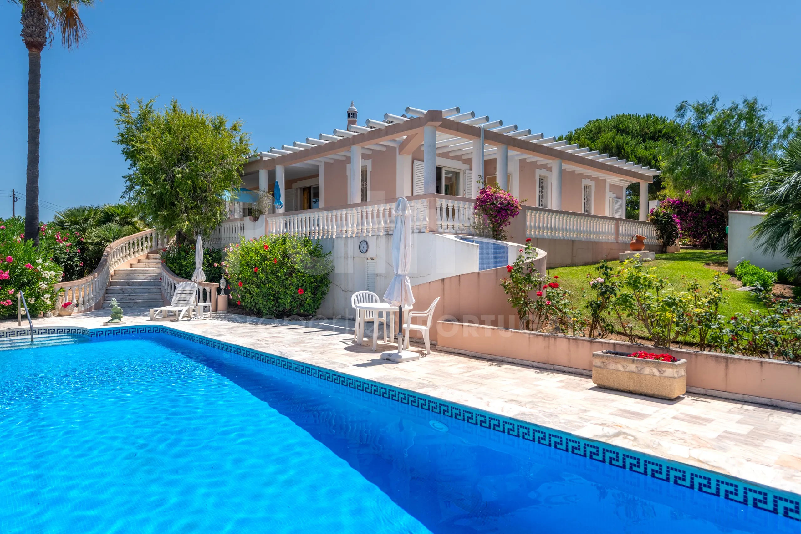 Furnished 4-Bedroom Villa with Pool and Garden in Scenic Lagoa, Portugal - Image 2