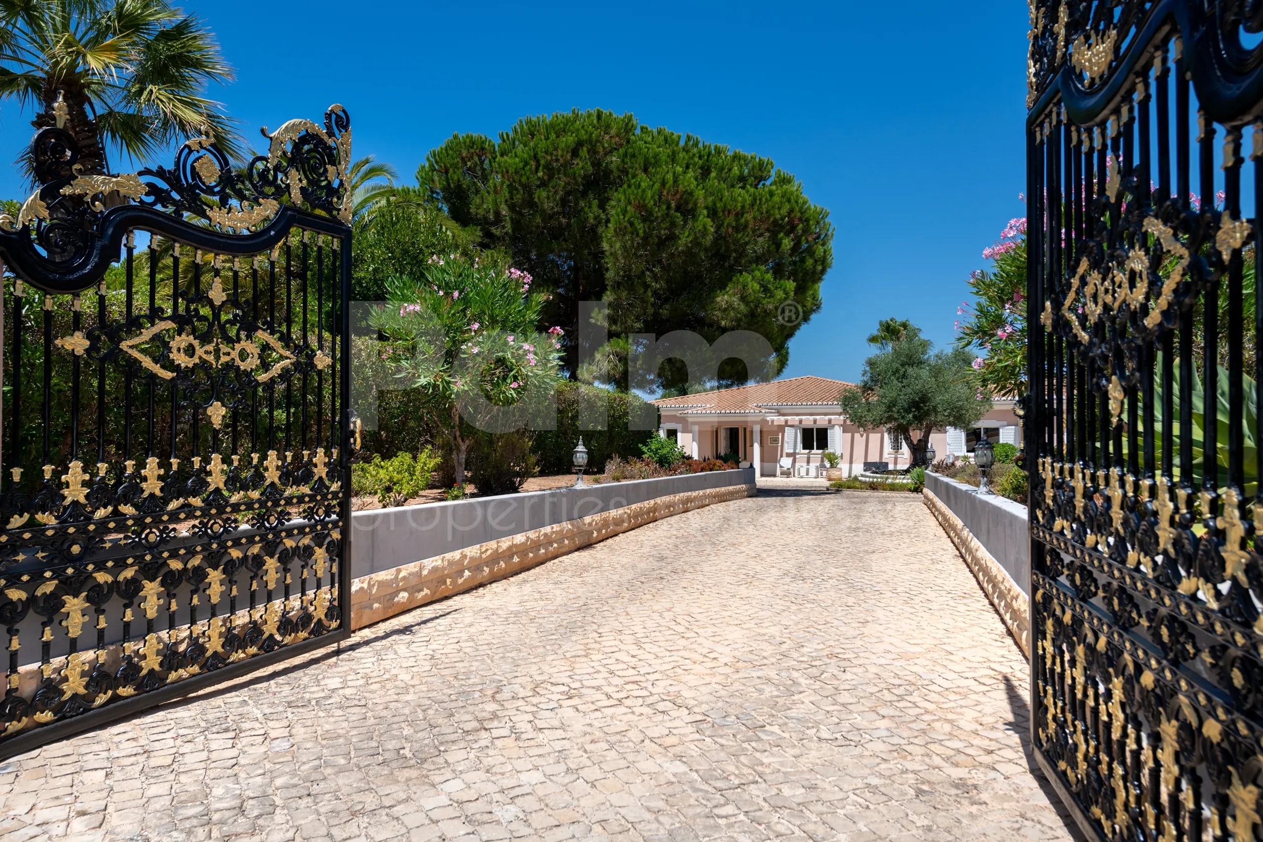 Furnished 4-Bedroom Villa with Pool and Garden in Scenic Lagoa, Portugal - Image 3