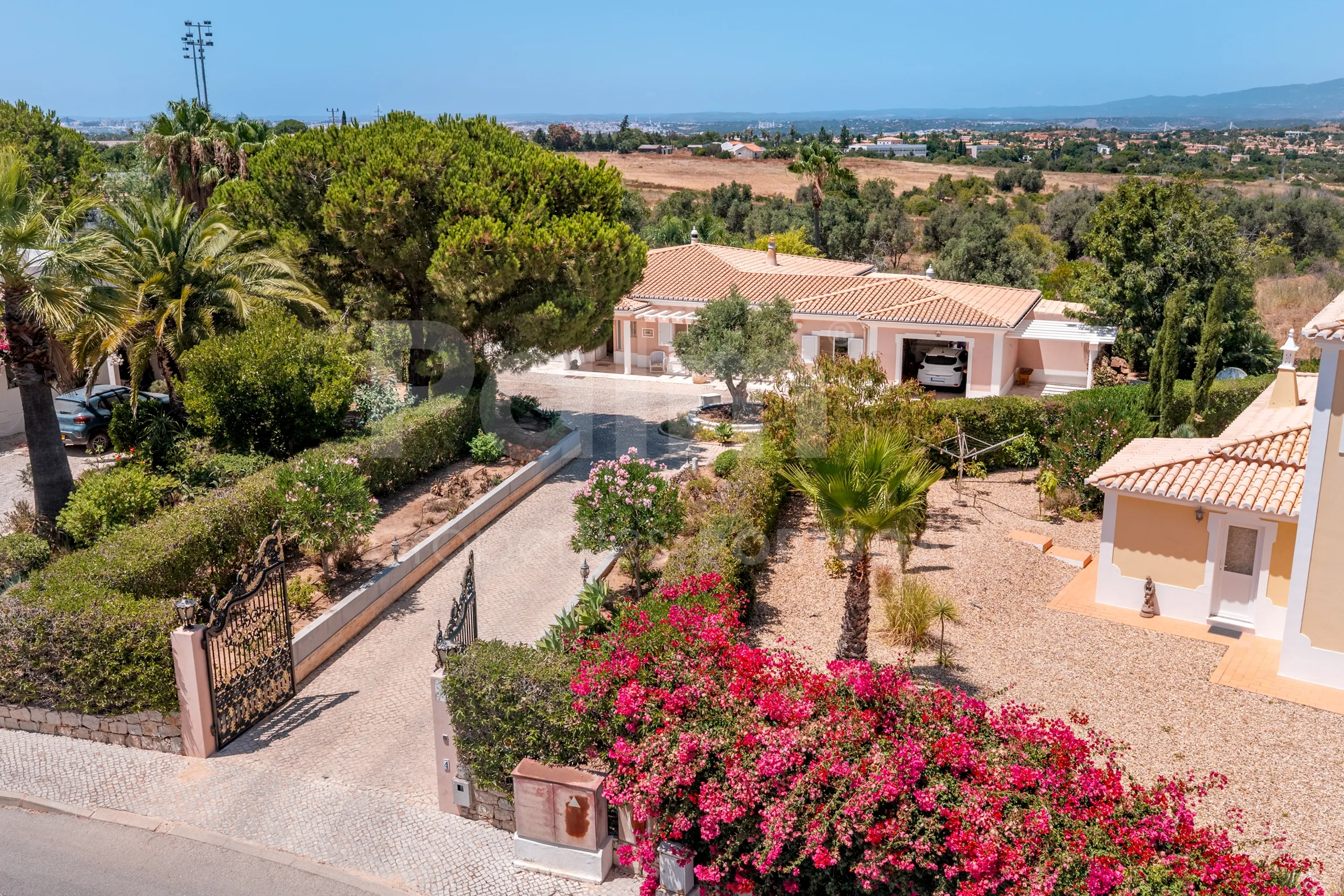 Furnished 4-Bedroom Villa with Pool and Garden in Scenic Lagoa, Portugal - Image 4