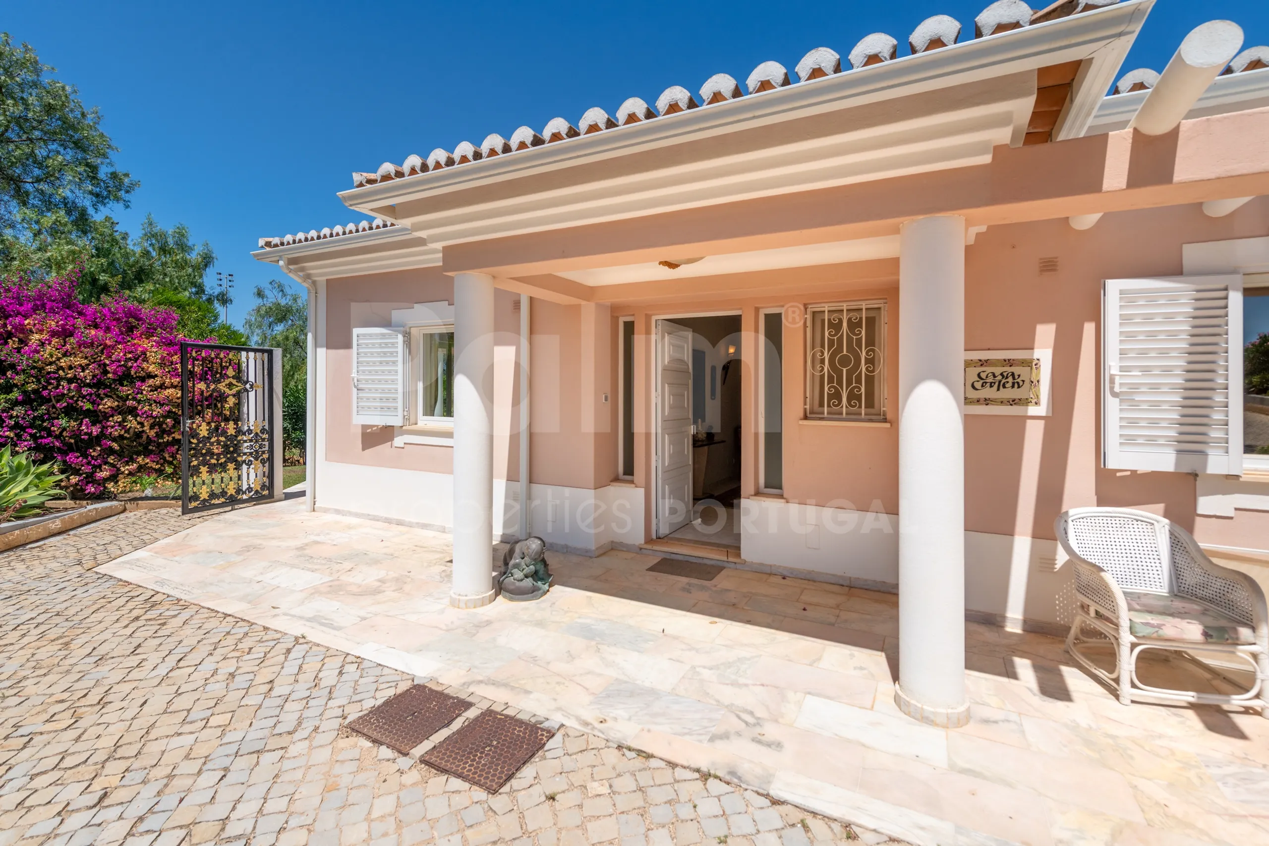 Furnished 4-Bedroom Villa with Pool and Garden in Scenic Lagoa, Portugal - Image 5