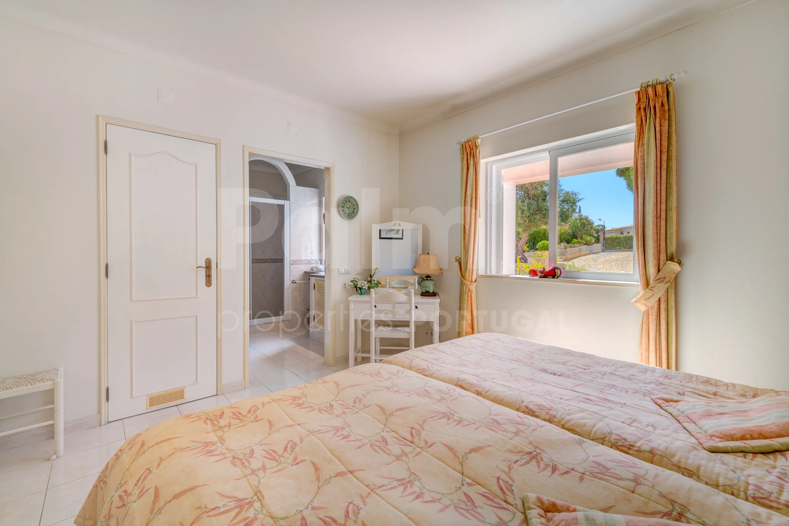 Furnished 4-Bedroom Villa with Pool and Garden in Scenic Lagoa, Portugal - View image 12 of 65