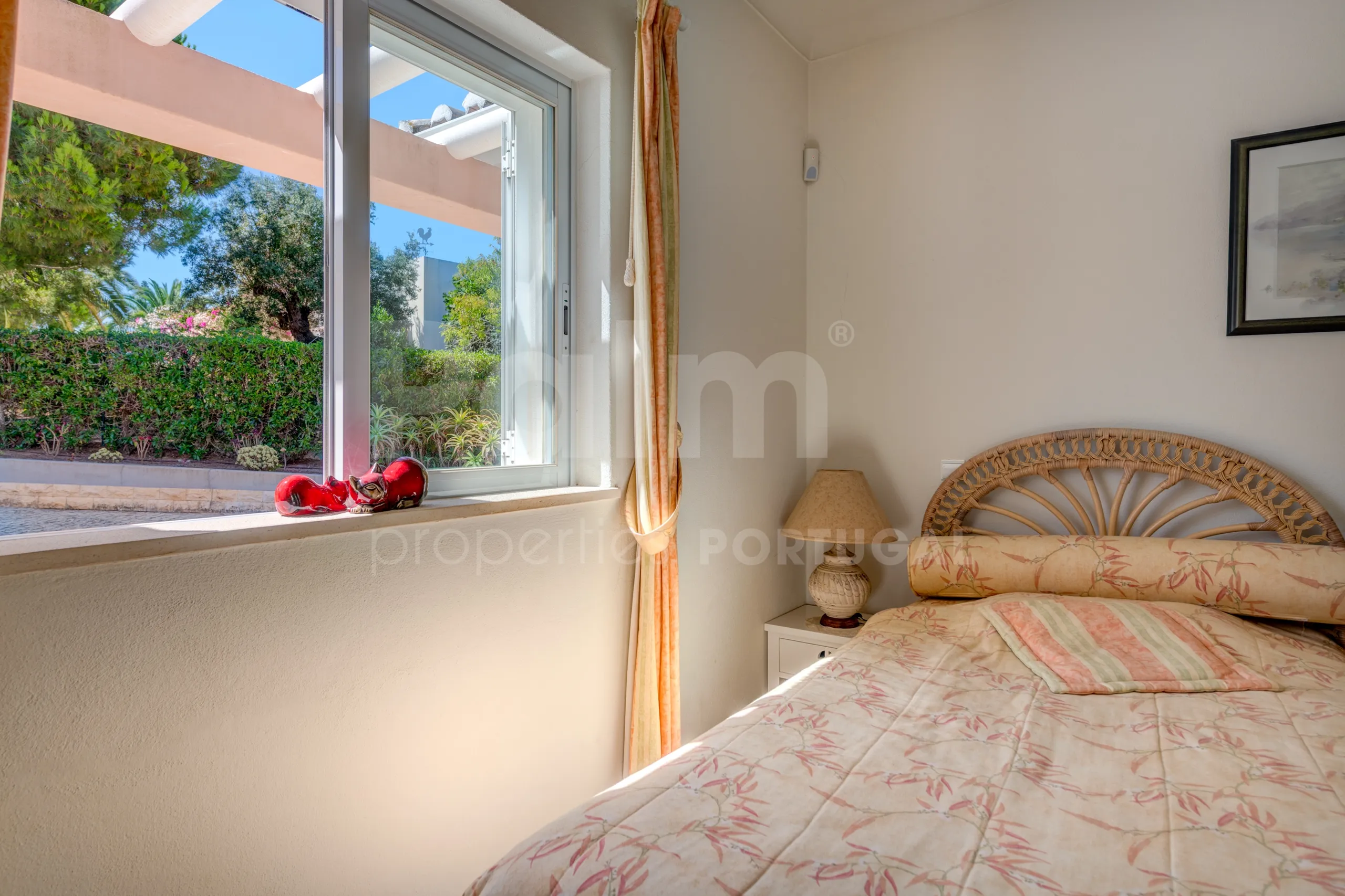 Furnished 4-Bedroom Villa with Pool and Garden in Scenic Lagoa, Portugal - View image 13 of 65