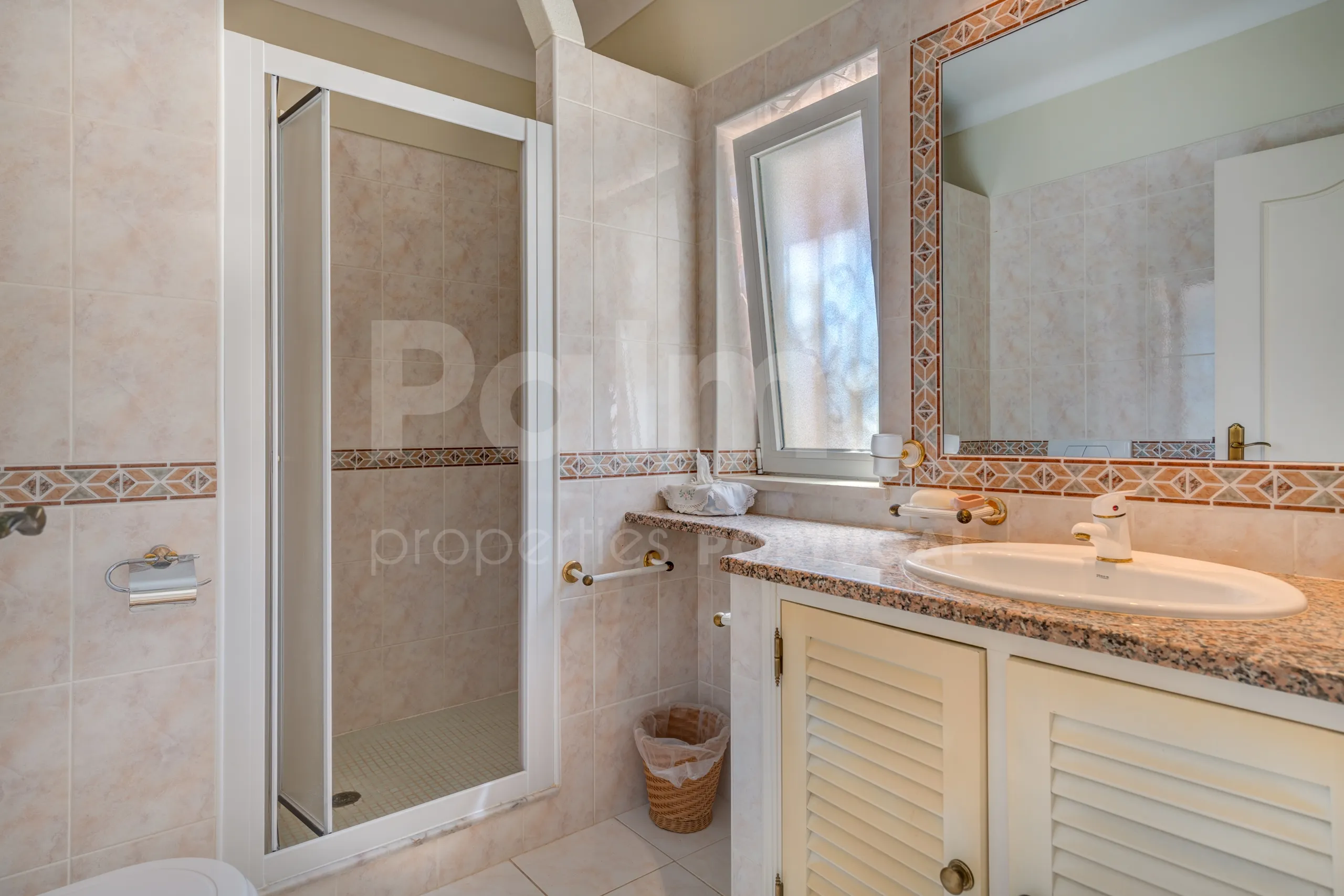Furnished 4-Bedroom Villa with Pool and Garden in Scenic Lagoa, Portugal - View image 14 of 65
