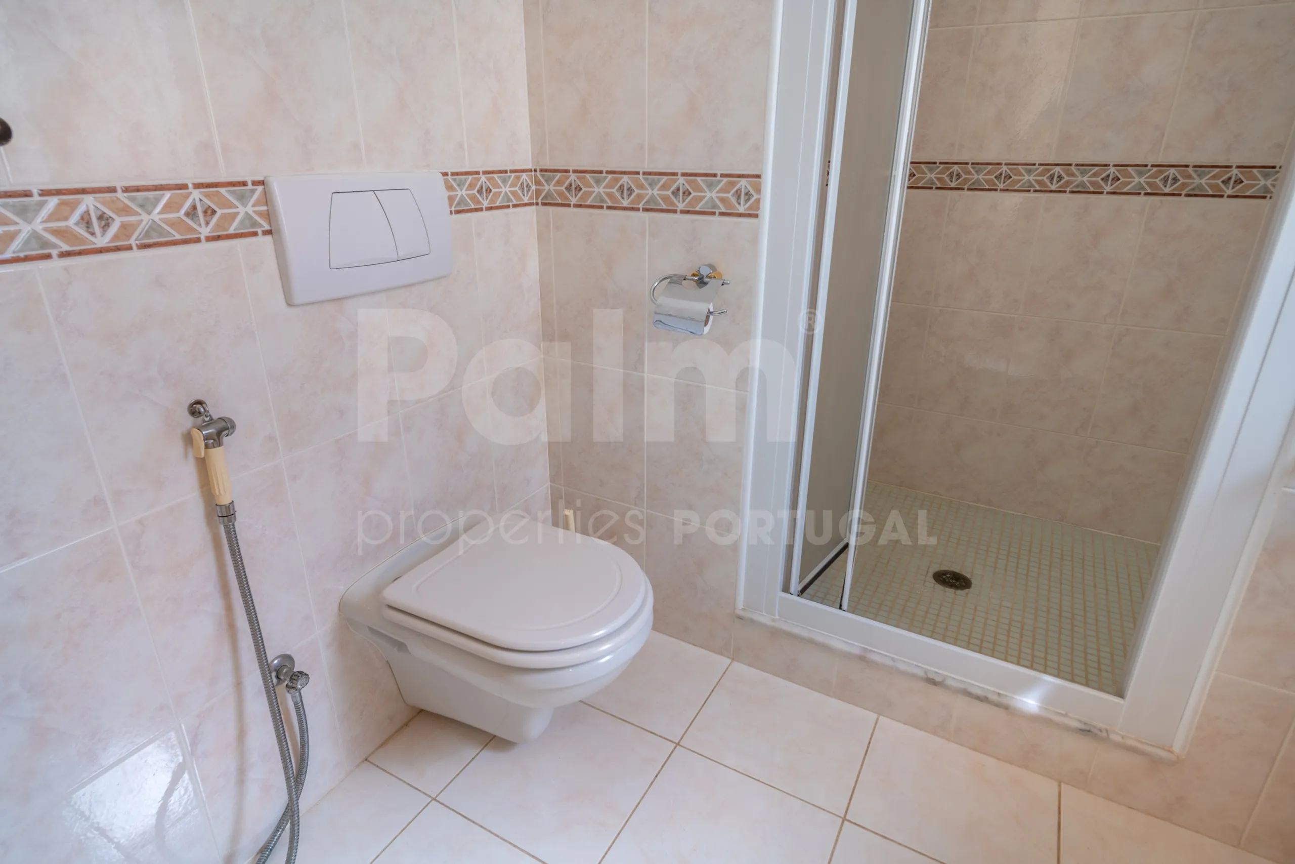 Furnished 4-Bedroom Villa with Pool and Garden in Scenic Lagoa, Portugal - View image 15 of 65