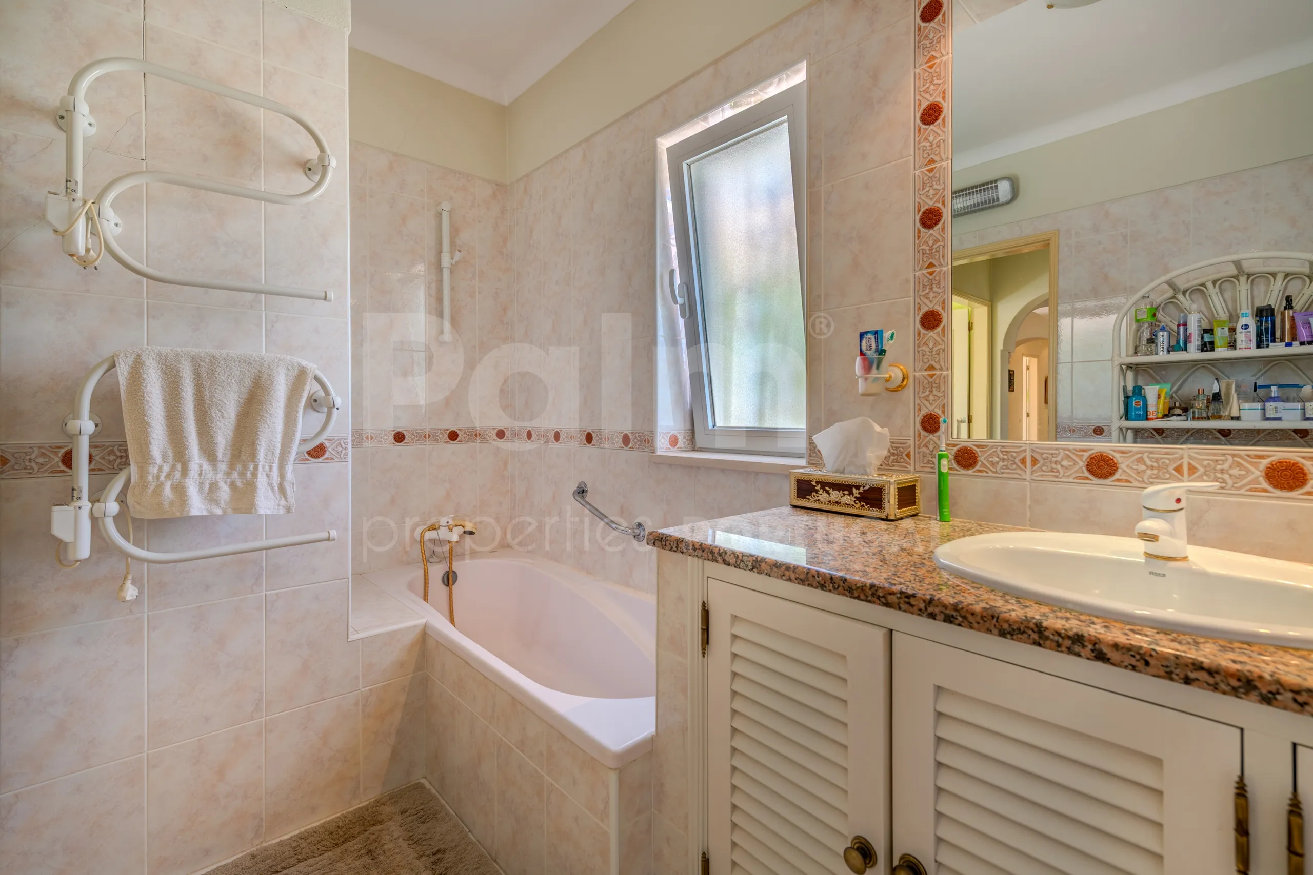 Furnished 4-Bedroom Villa with Pool and Garden in Scenic Lagoa, Portugal - View image 25 of 65