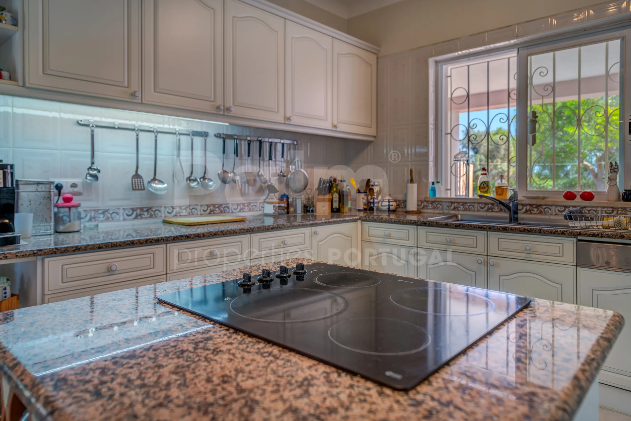 Furnished 4-Bedroom Villa with Pool and Garden in Scenic Lagoa, Portugal - View image 30 of 65
