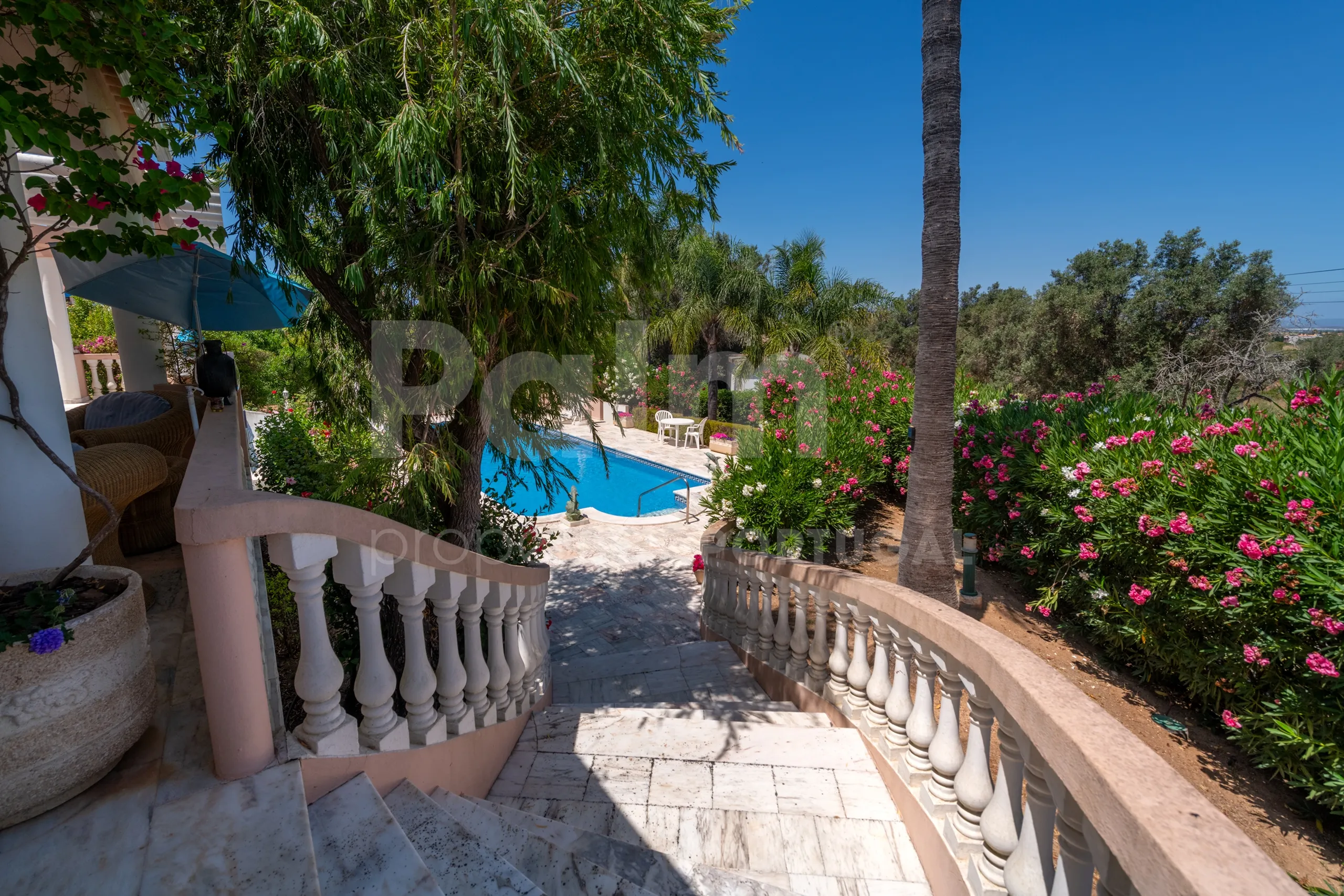 Furnished 4-Bedroom Villa with Pool and Garden in Scenic Lagoa, Portugal - View image 39 of 65