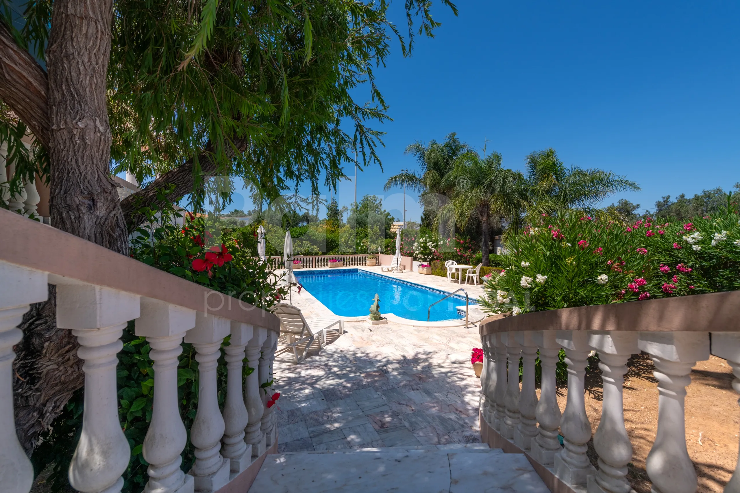 Furnished 4-Bedroom Villa with Pool and Garden in Scenic Lagoa, Portugal - View image 40 of 65