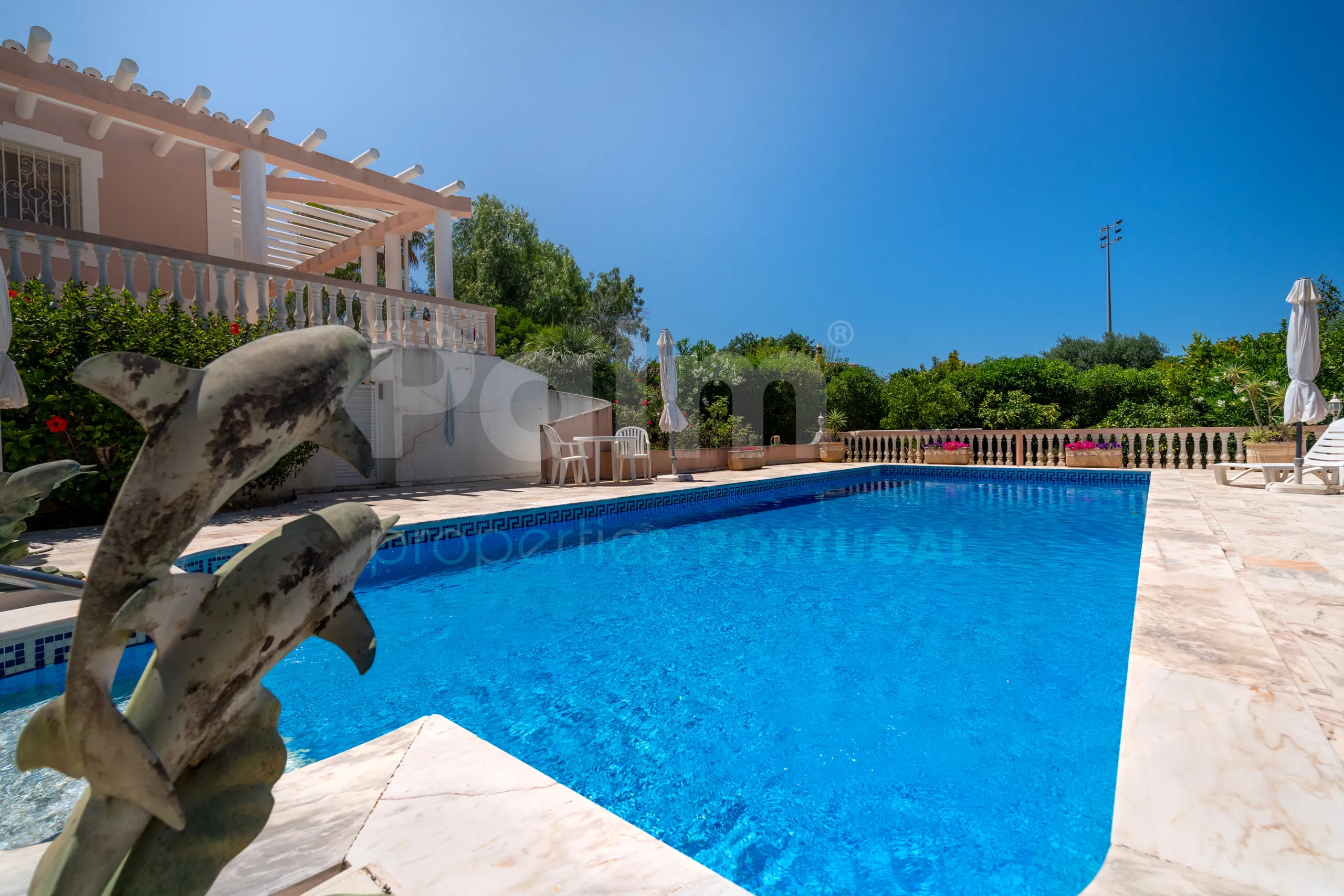 Furnished 4-Bedroom Villa with Pool and Garden in Scenic Lagoa, Portugal - View image 43 of 65
