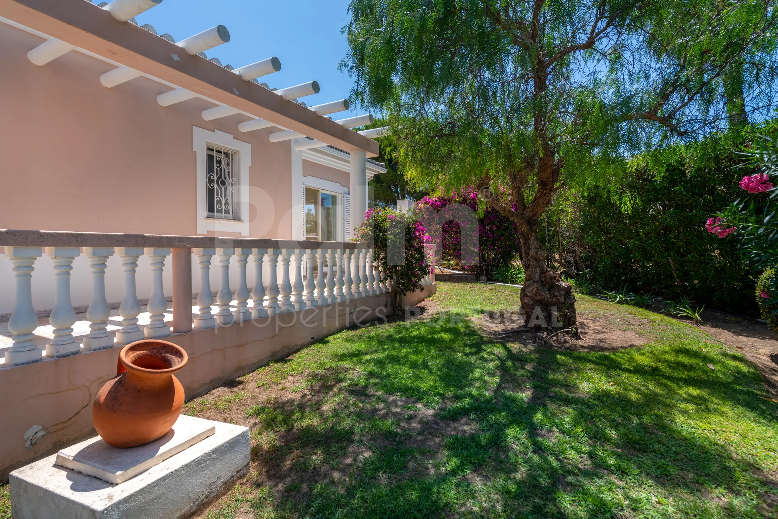 Furnished 4-Bedroom Villa with Pool and Garden in Scenic Lagoa, Portugal - View image 45 of 65