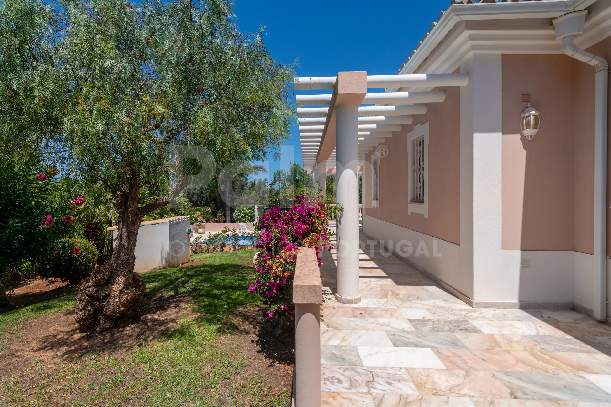 Furnished 4-Bedroom Villa with Pool and Garden in Scenic Lagoa, Portugal - View image 51 of 65