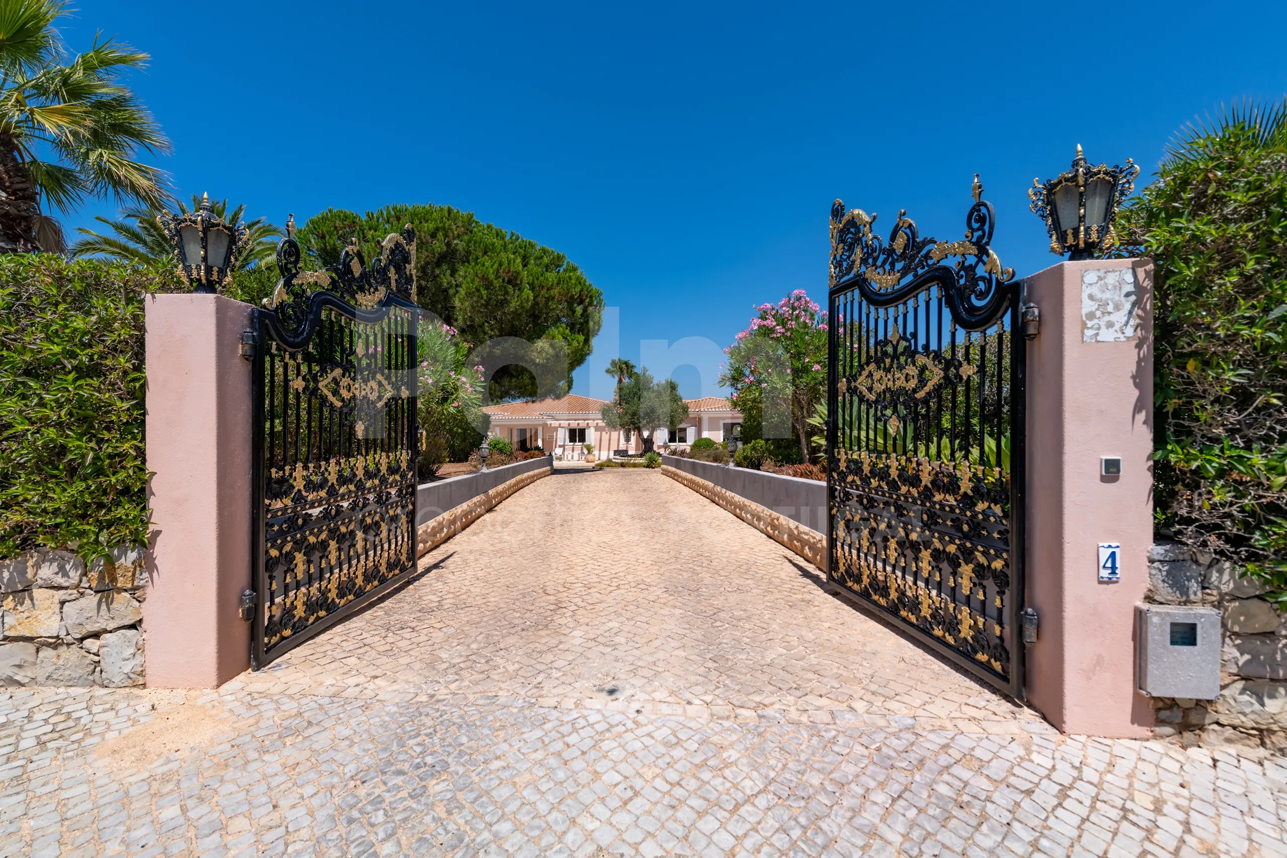 Furnished 4-Bedroom Villa with Pool and Garden in Scenic Lagoa, Portugal - View image 52 of 65