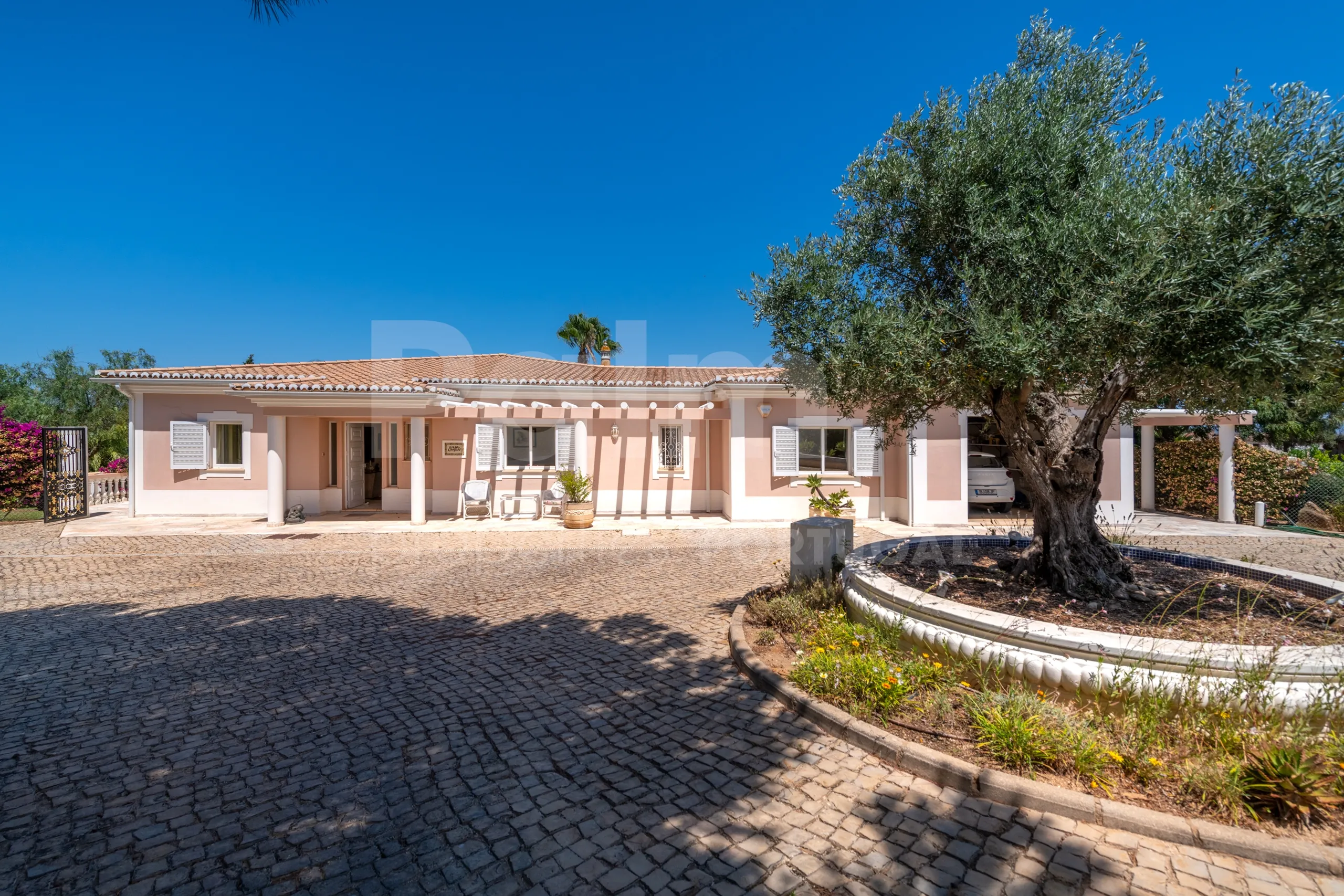 Furnished 4-Bedroom Villa with Pool and Garden in Scenic Lagoa, Portugal - View image 53 of 65