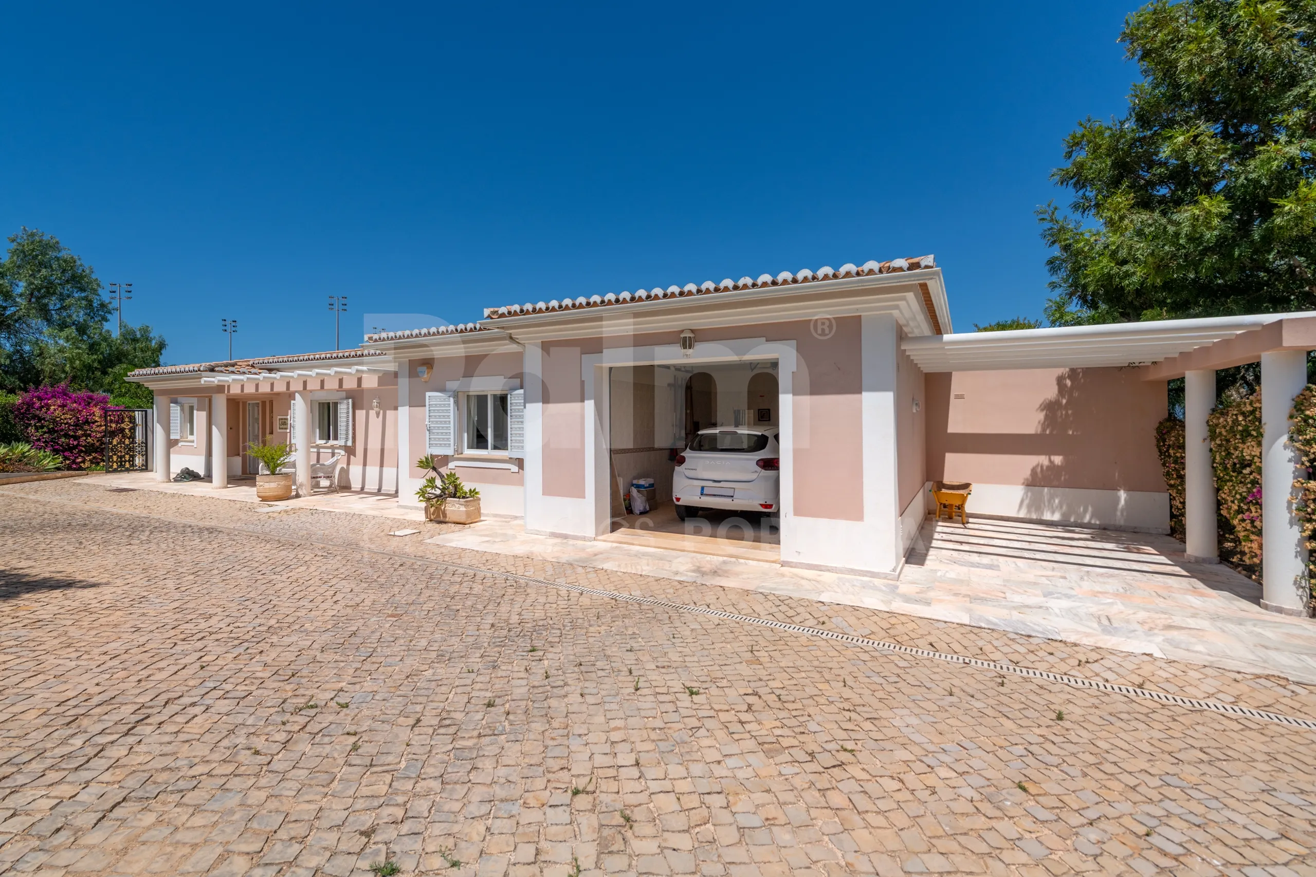 Furnished 4-Bedroom Villa with Pool and Garden in Scenic Lagoa, Portugal - View image 54 of 65